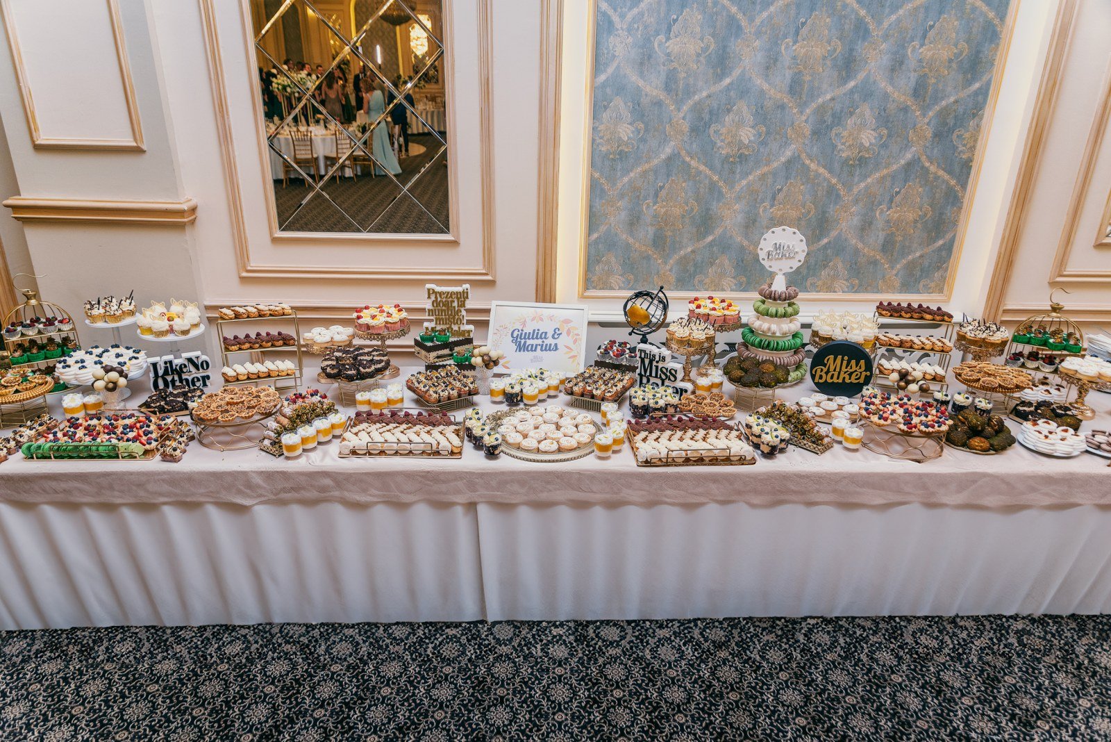 Candy Bar pentru nuntă — platou dreptunghiular, mini-tartă rotundă, tort etajat — Miss Baker Constanța