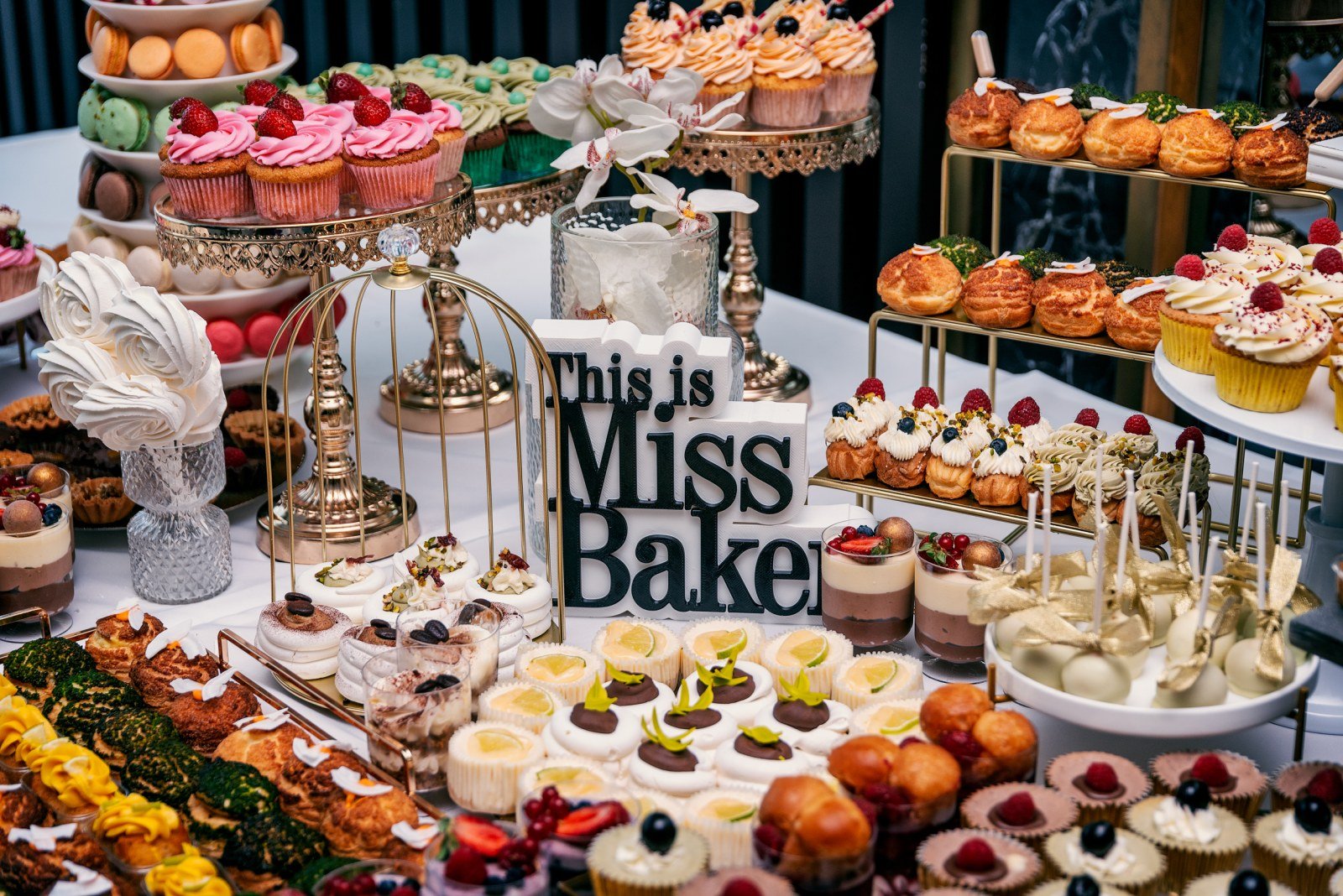 Candy Bar pentru nuntă — cupcake roz spirală, suport auriu etajat, mini tartă fructe roșii — Miss Baker Constanța