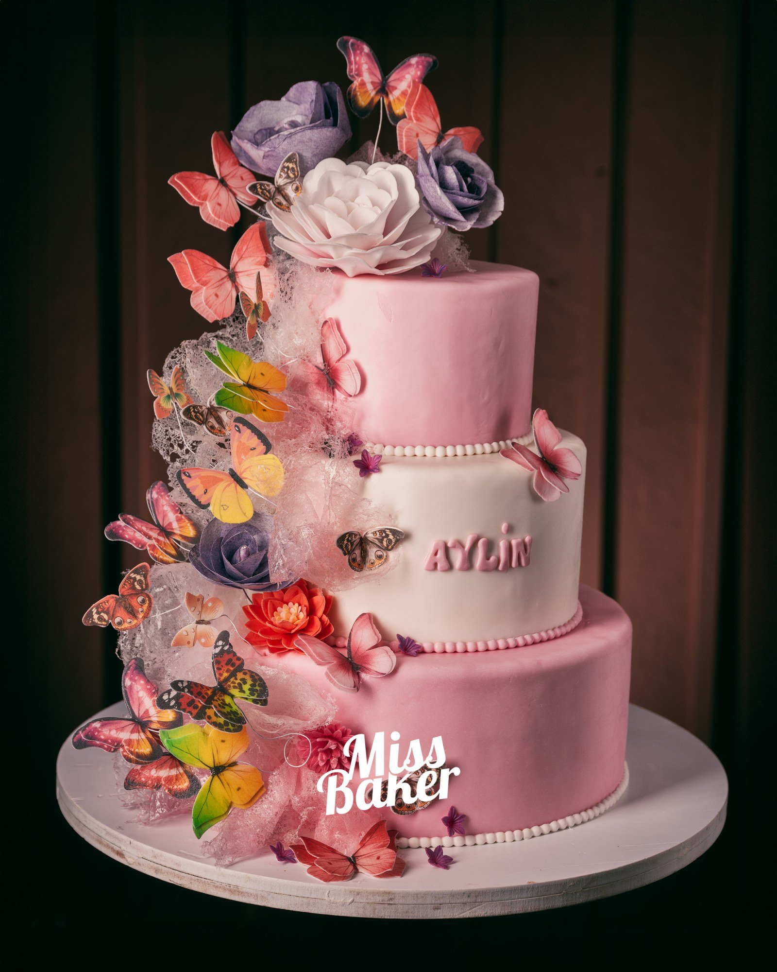 Torturi de botez — fluturi colorați, flori mov sculptate, trandafir alb central — Miss Baker Constanța