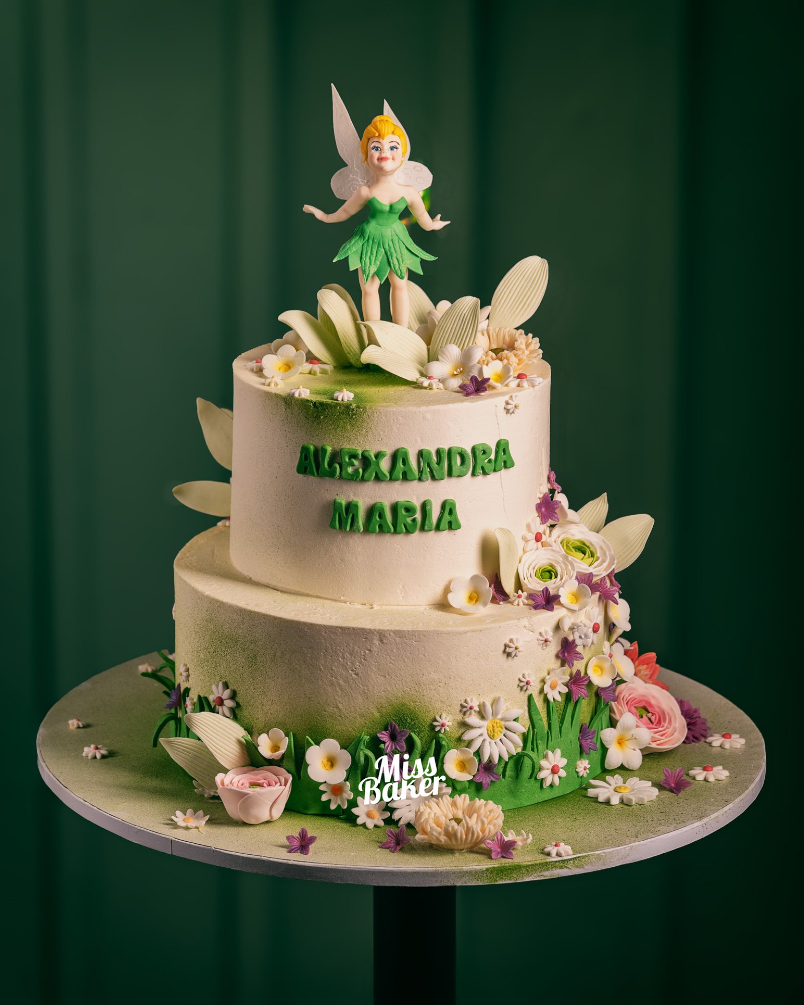 Torturi de botez — figurina Tinkerbell, litere verzi reliefate, frunze modelate manual — Miss Baker Constanța