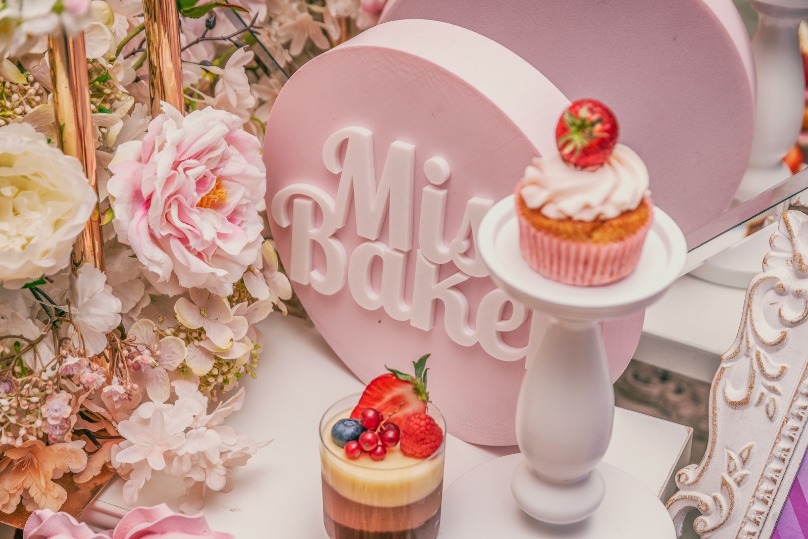Candy Bar pentru nuntă — cupcake, desert în pahar, suport tort alb — Miss Baker Constanța