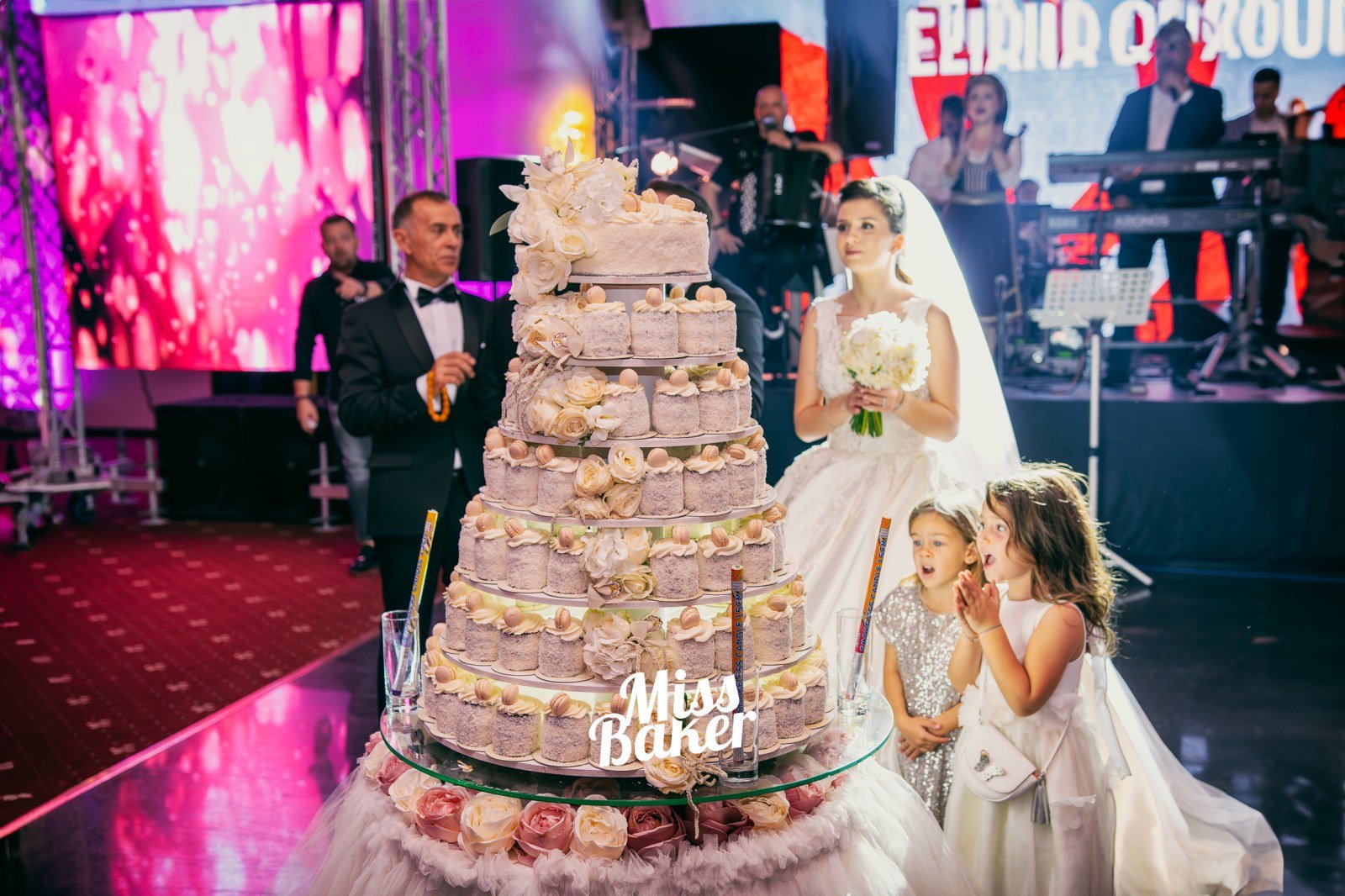 La Prezentara Tortului — tort etajat, decor nuntă, șase niveluri — Miss Baker Constanța