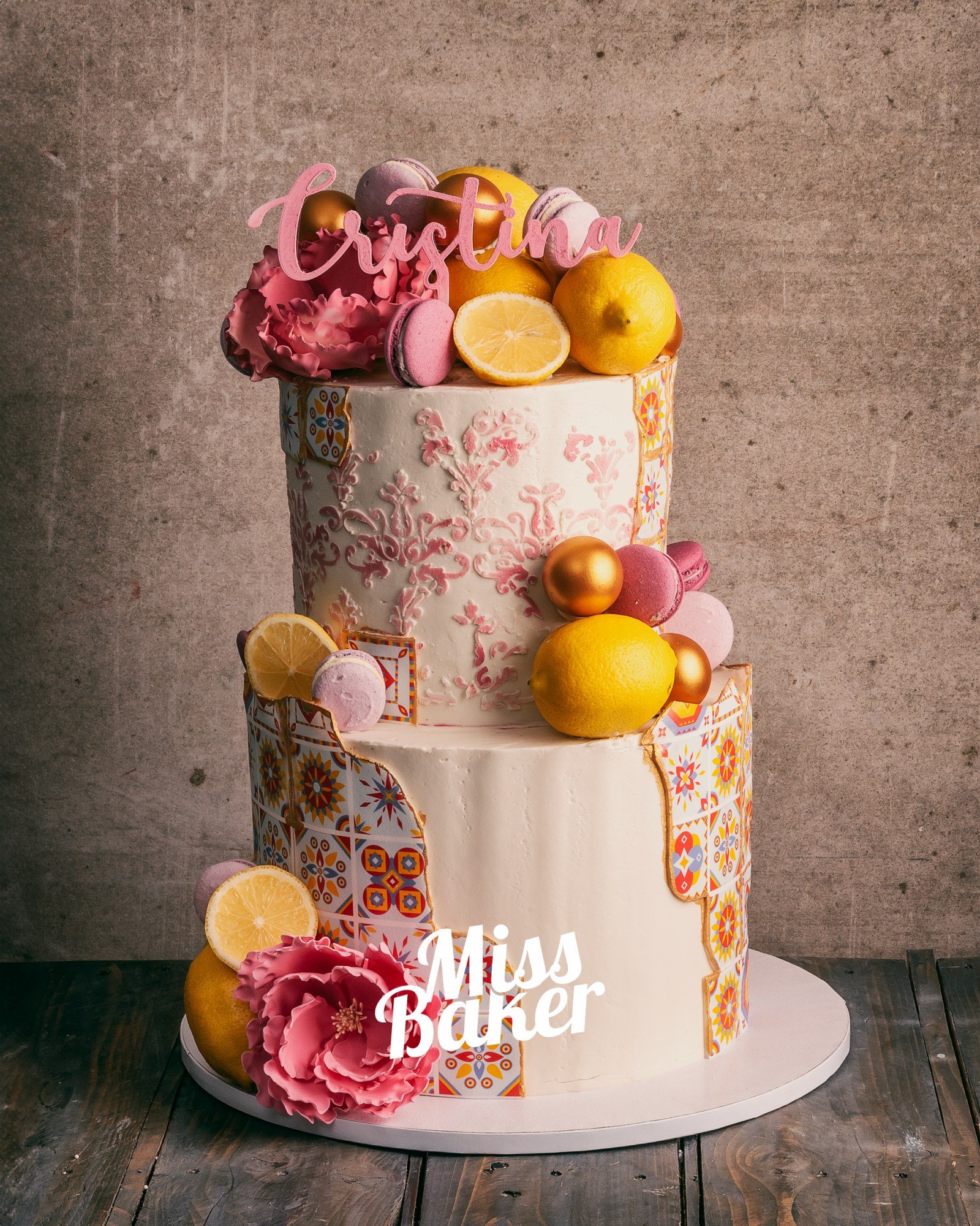 Torturi Aniversare — mozaic geometric portocaliu, felii lămâie galben intens, macarons roz pastel — Miss Baker Constanța