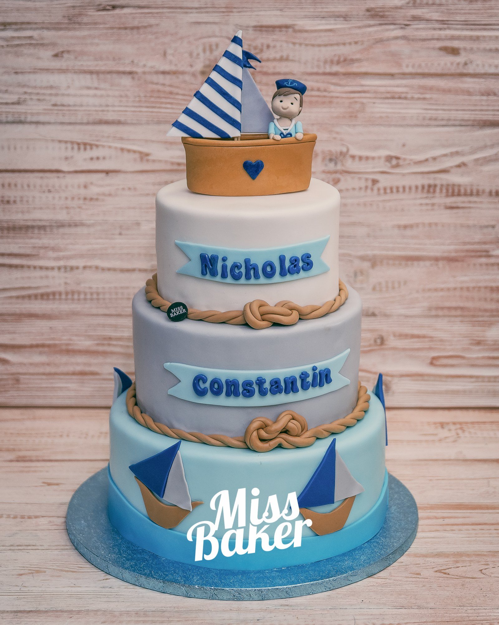 Torturi de botez — bărcuță fondant, marinar topper, dungi alb-albastru — Miss Baker Constanța