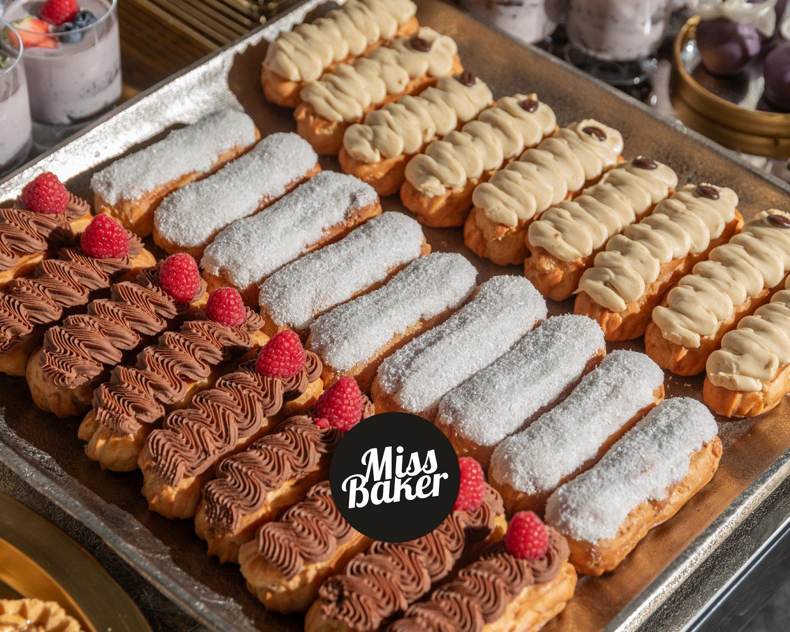 Candy Bar pentru nuntă — ecler, candy bar, aranjament simetric — Miss Baker Constanța
