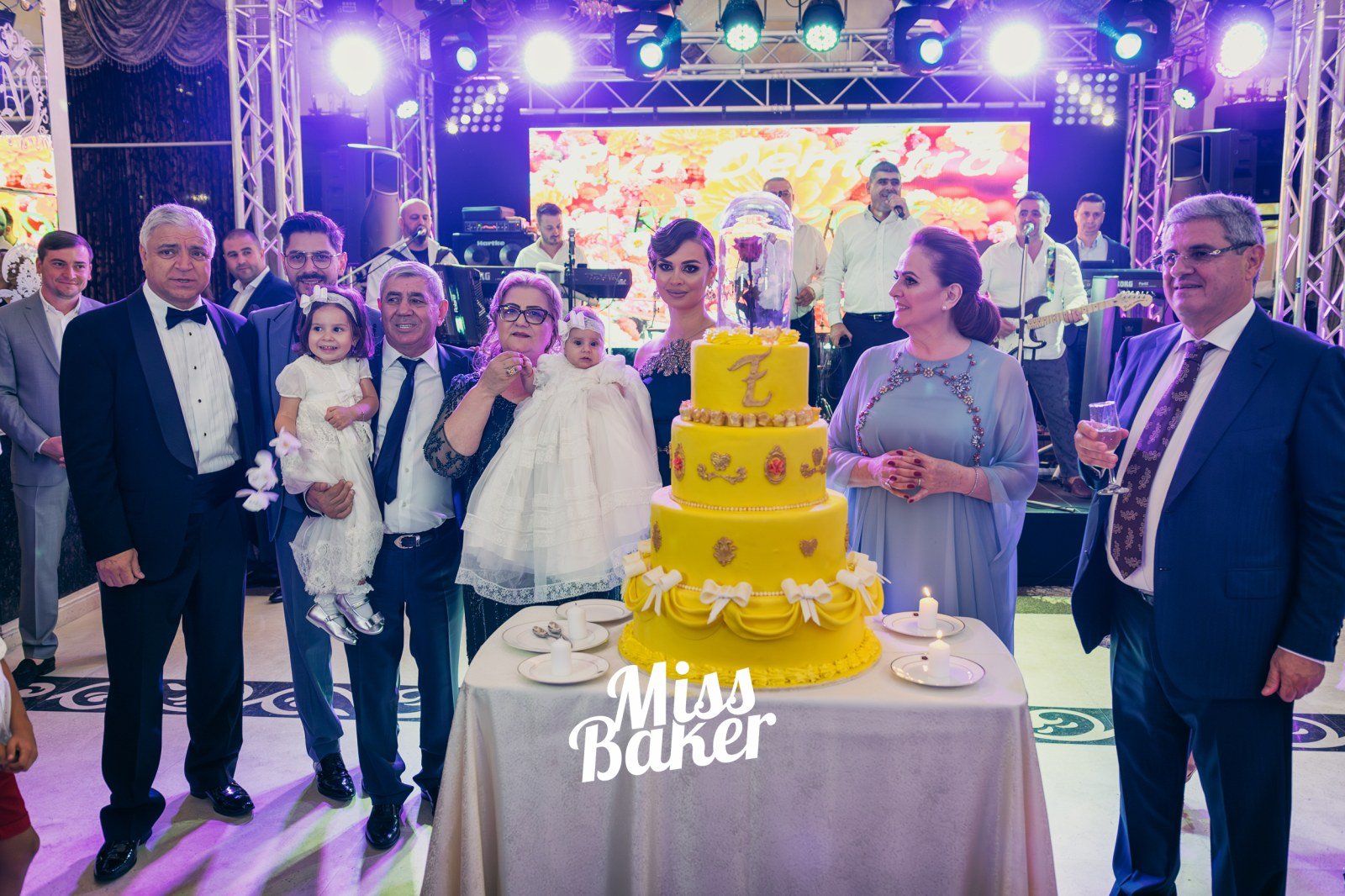 Torturi de botez — galben intens, trei niveluri, topper cifră — Miss Baker Constanța