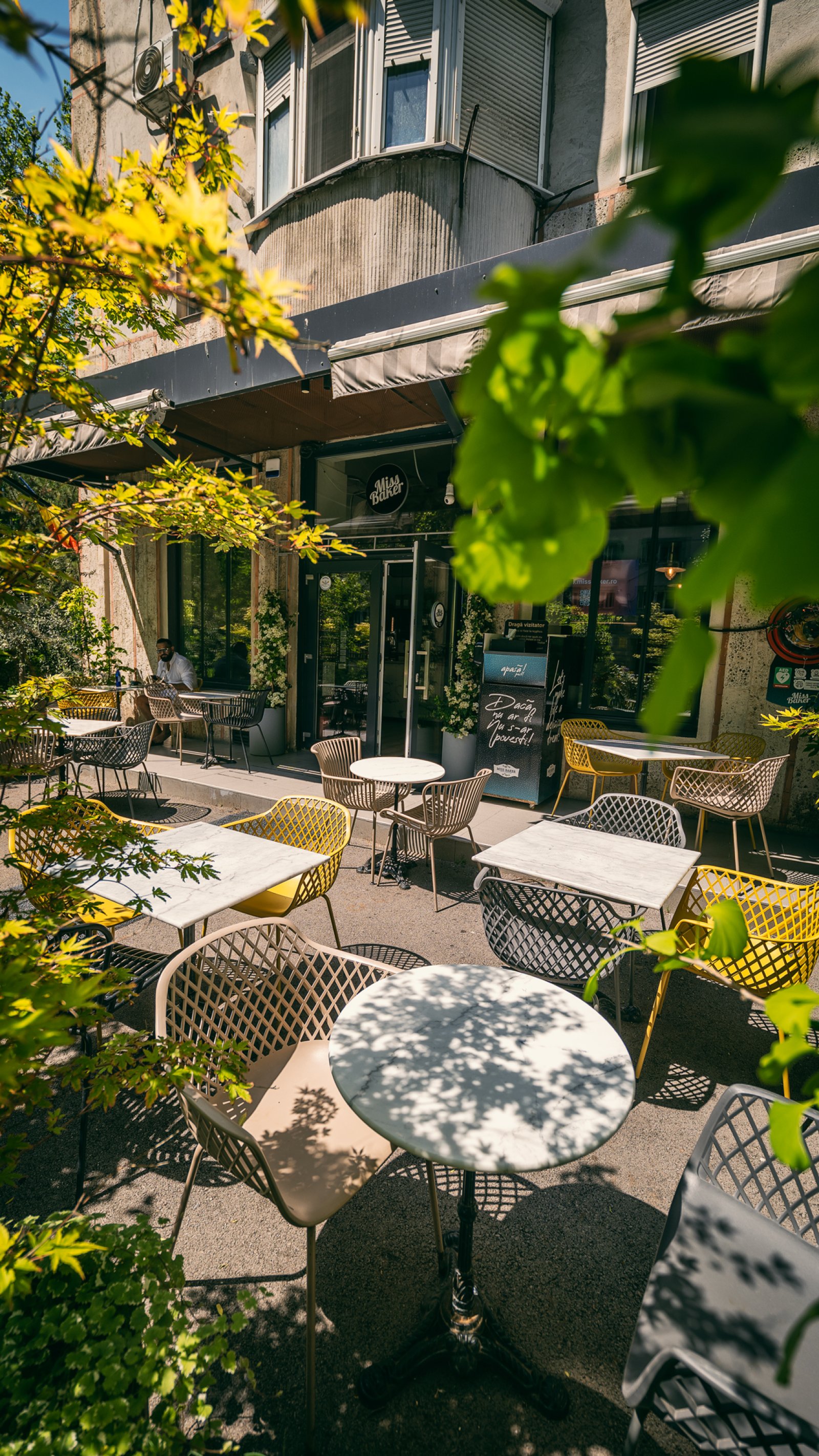 Street Food cu Rulota Miss Baker — terasa exterioara, scaun galben, scaun gri