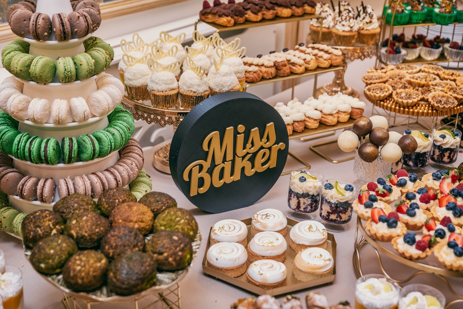 Candy Bar pentru nuntă — macarons verde mentă, macarons maro cacao, aranjament etajat macarons — Miss Baker Constanța