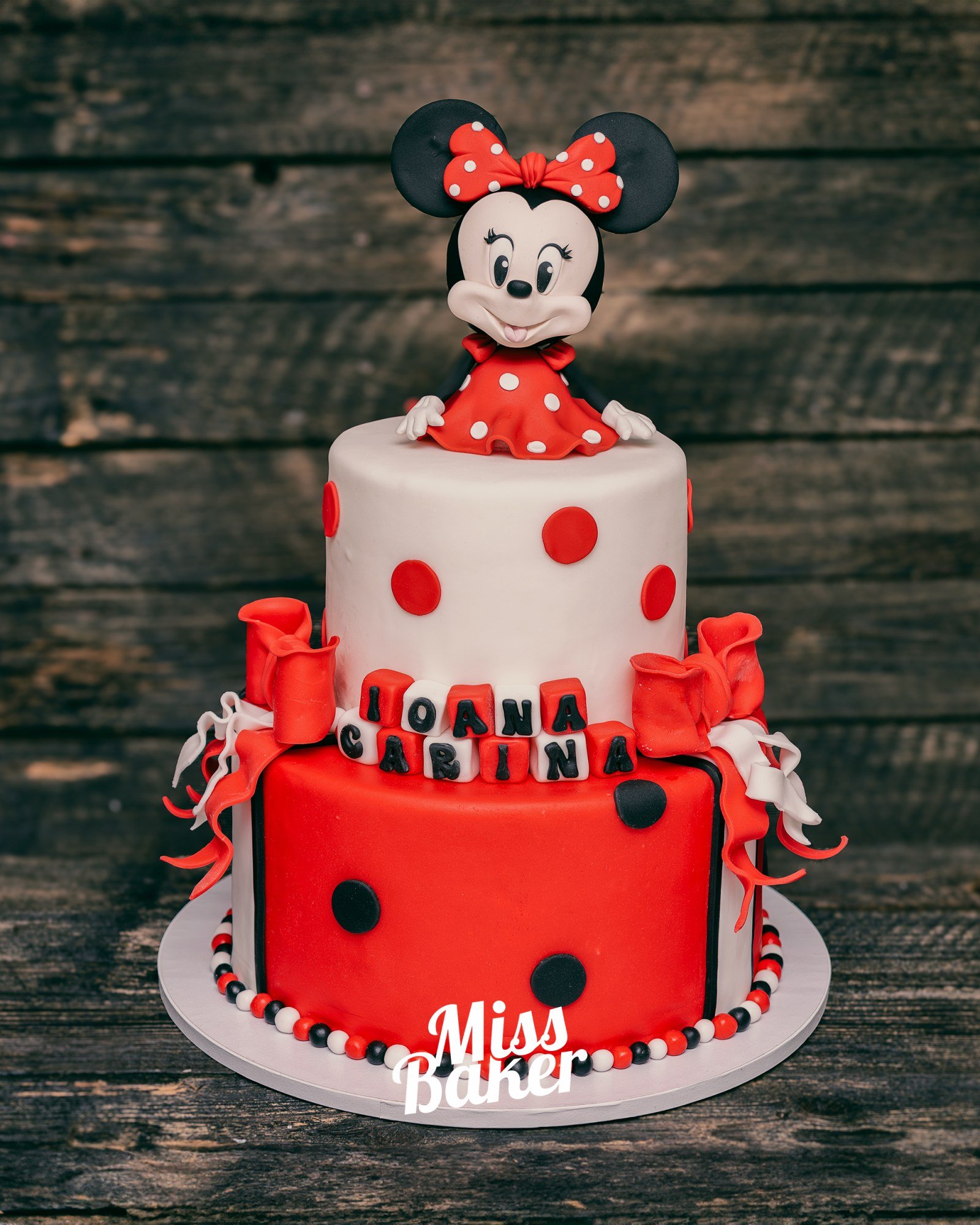 Torturi de botez — figurina Minnie Mouse, buline roșii, buline negre — Miss Baker Constanța