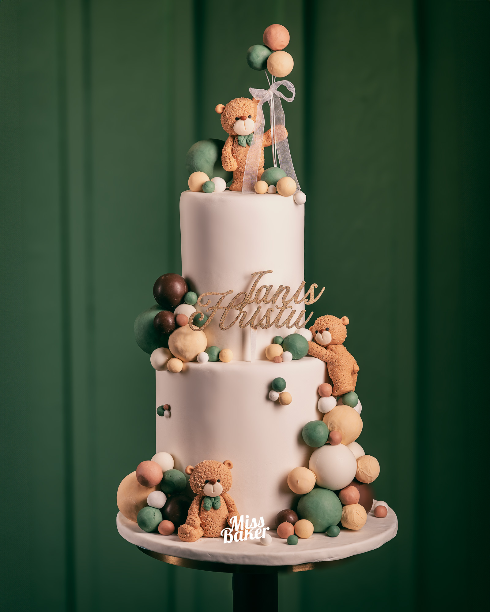 Torturi de botez — ursuleț modelat, sferă pastel, topper nume decupat — Miss Baker Constanța
