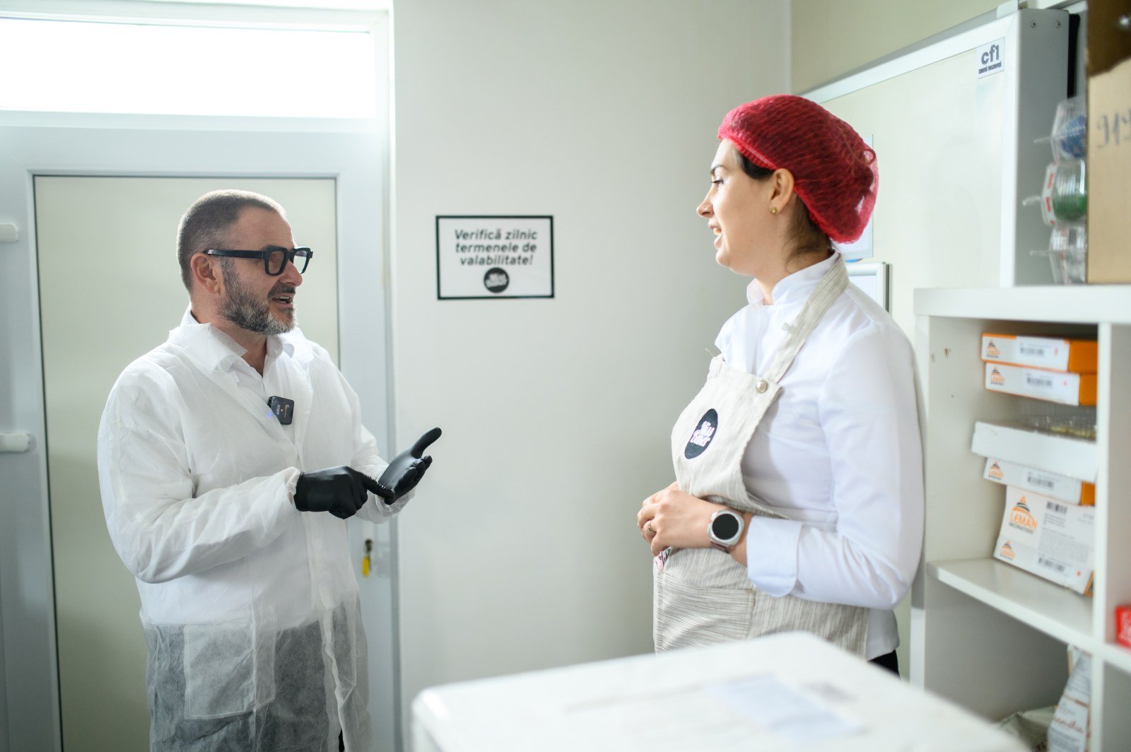 Laboratorul din Cumpăna — halat alb, bonetă roșie, ochelari negri — Miss Baker Constanța