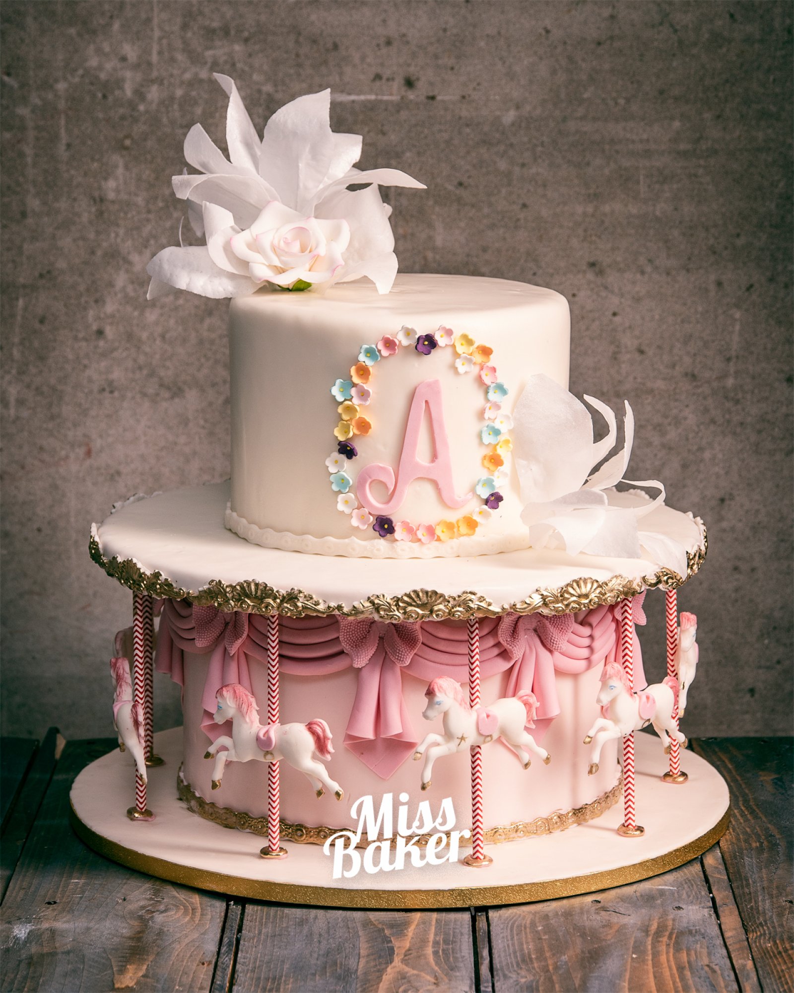 Torturi de botez — carusel miniatural, cai decorativi albi, stâlpi spiralati roz — Miss Baker Constanța
