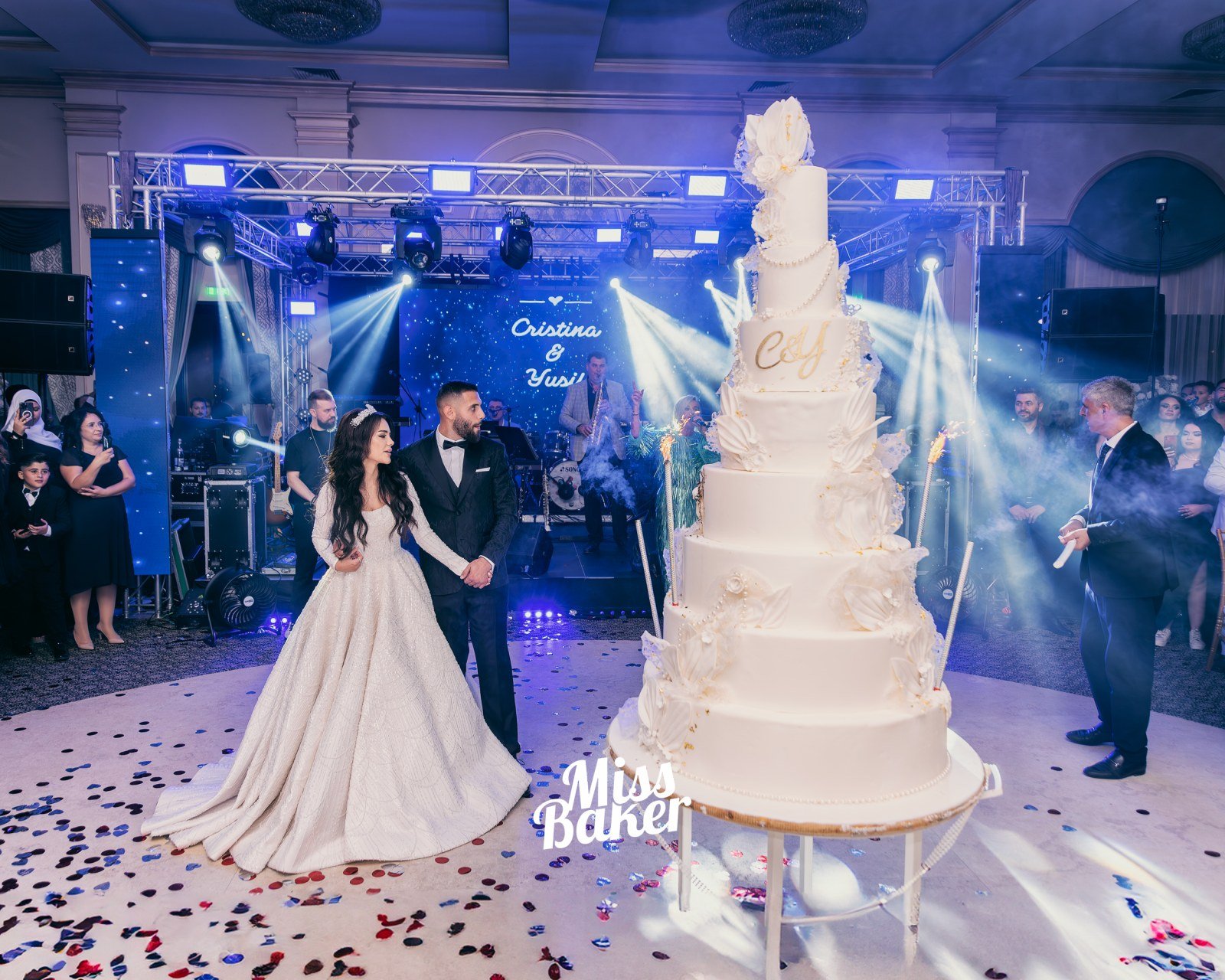 Torturi WoW — șase niveluri, flori sculptate manual, detaliu volumetric — Miss Baker Constanța
