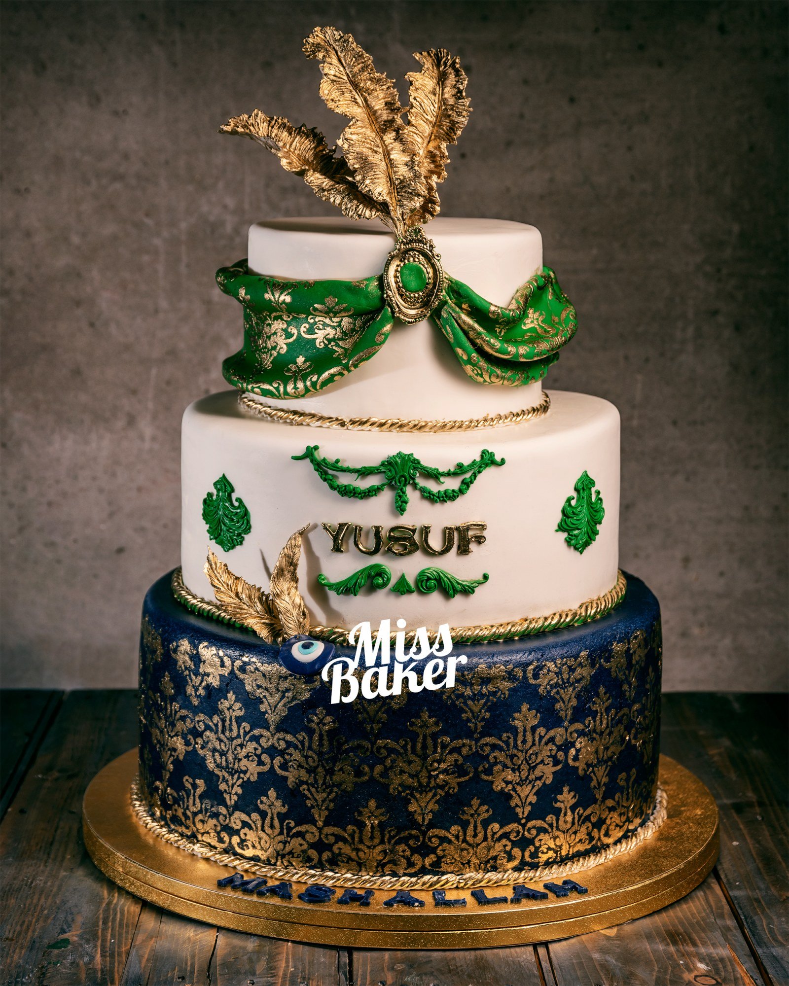 Torturi de botez — imprimeu damasc albastru, panglică aurie răsucită, pene aurii decorative — Miss Baker Constanța