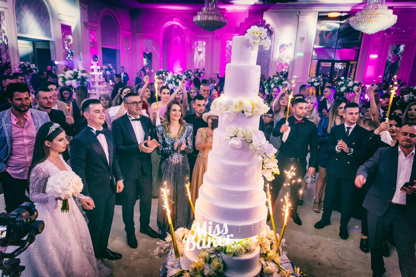 Torturi WoW — șapte niveluri, flori naturale galbene, flori naturale albe — Miss Baker Constanța