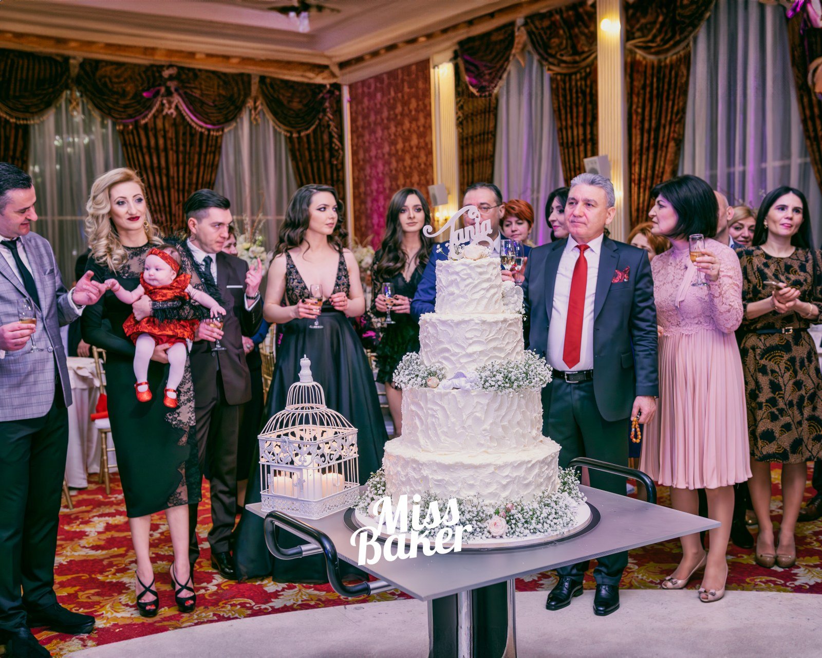 La Prezentara Tortului — tort etajat, patru niveluri, alb — Miss Baker Constanța