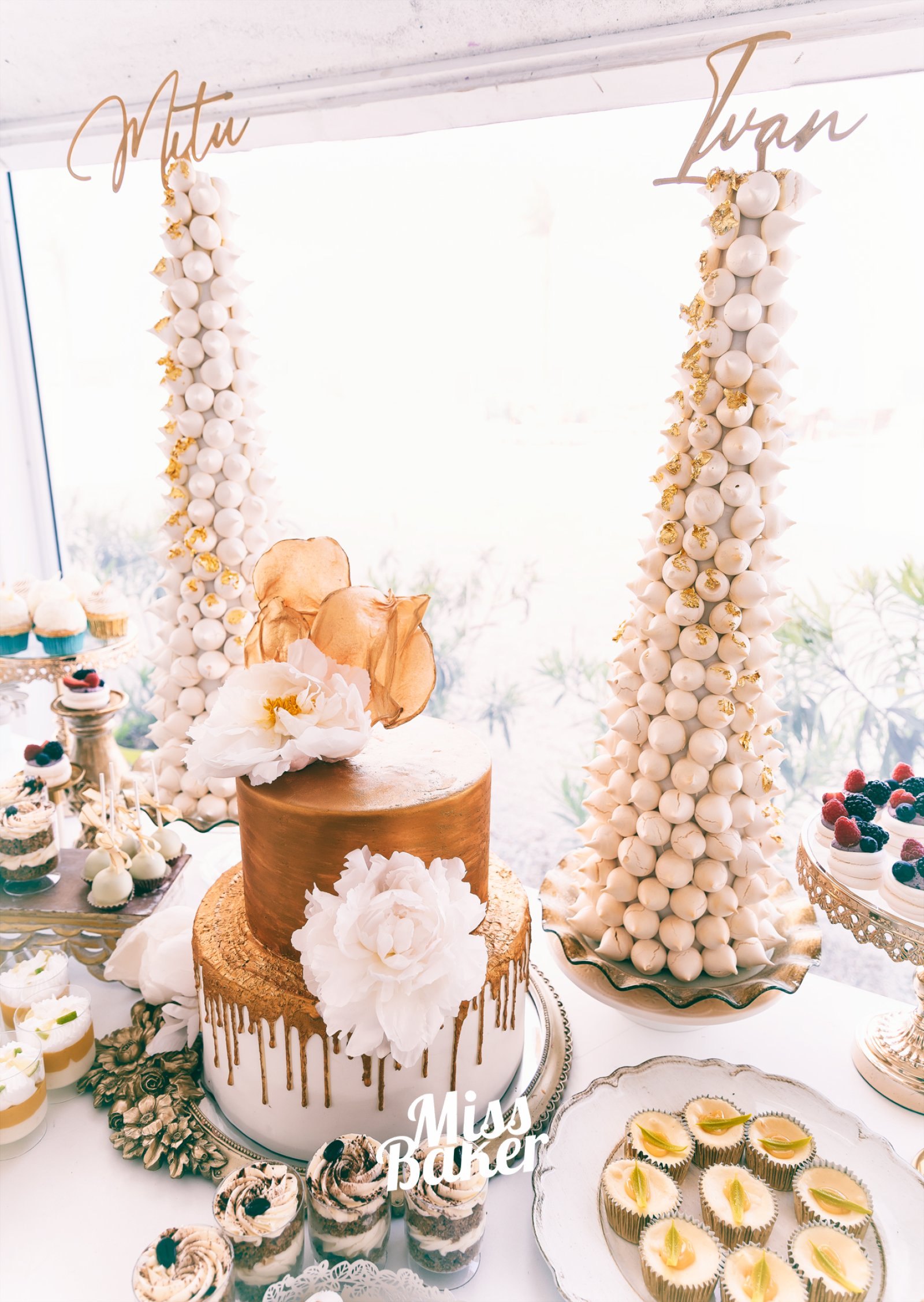 Torturi de botez — turn macarons alb, accesoriu auriu transparent, picurare aurie verticală — Miss Baker Constanța