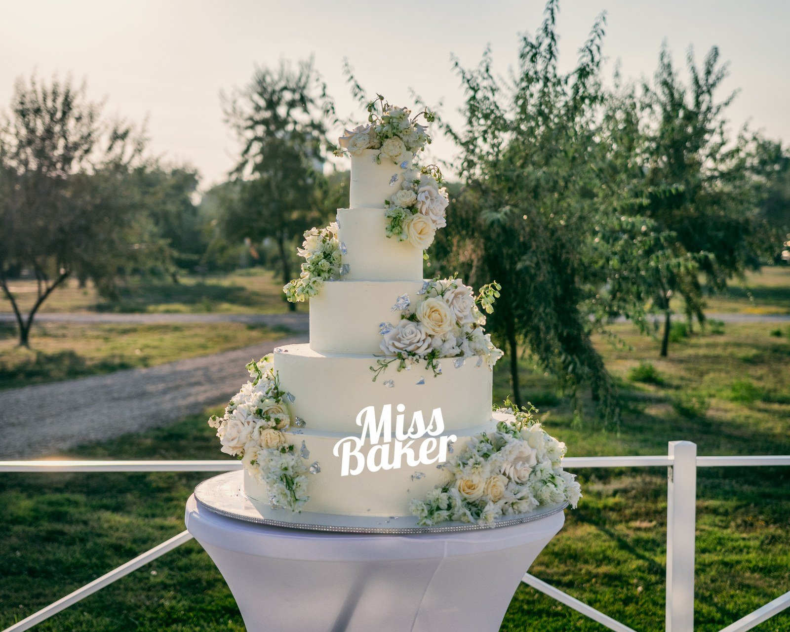 La Prezentara Tortului — patru niveluri, aranjament floral superior, flori naturale ivoire — Miss Baker Constanța