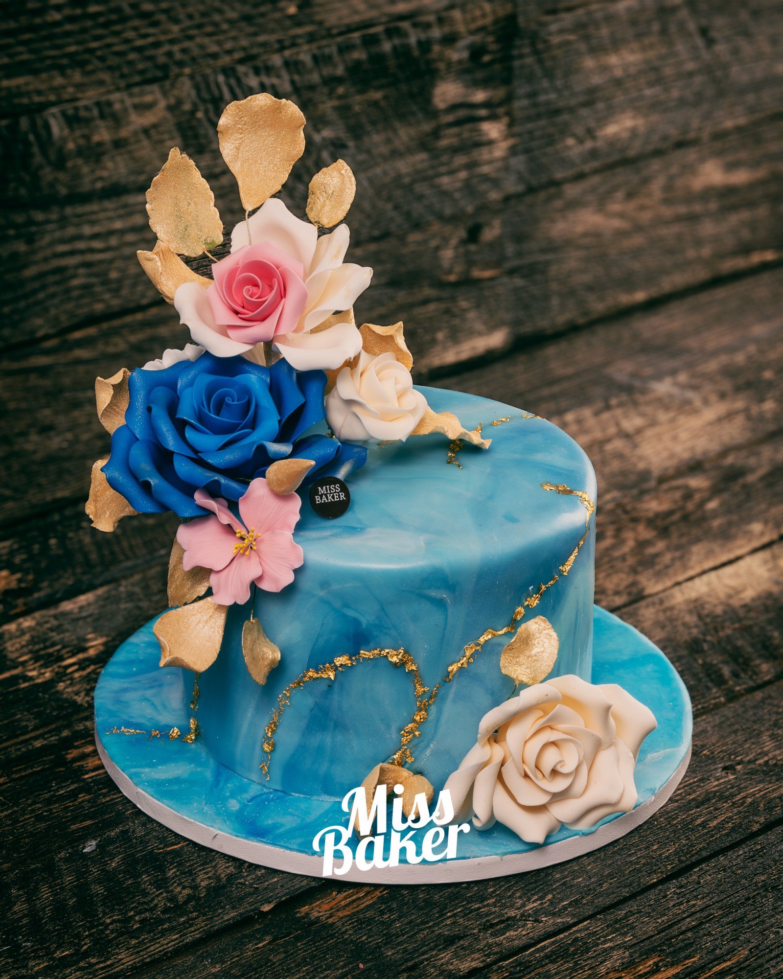 Torturi Aniversare — marmorat albastru, flori sculptate manual, trandafir roz pastel — Miss Baker Constanța
