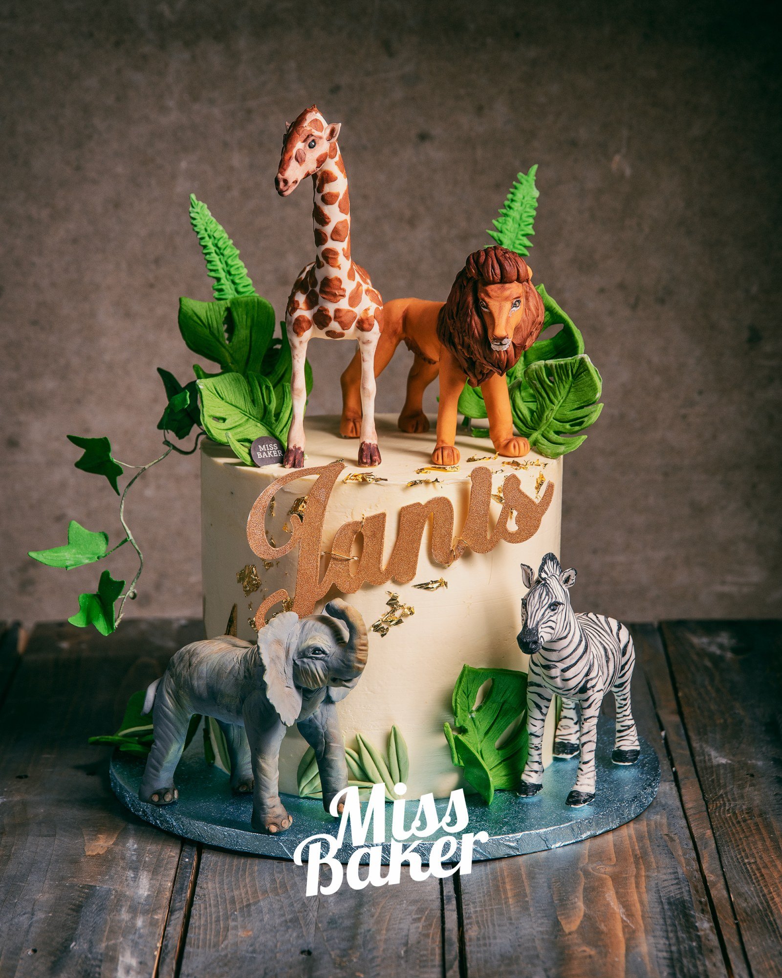 Torturi de botez — girafă modelată, leu realist, elefant sculptat — Miss Baker Constanța