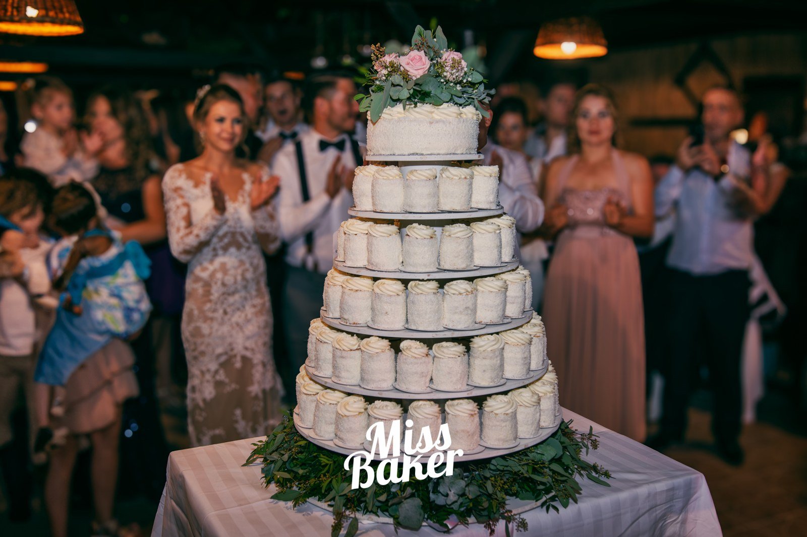 La Prezentara Tortului — cinci niveluri, brioșe individuale, aranjament floral superior — Miss Baker Constanța