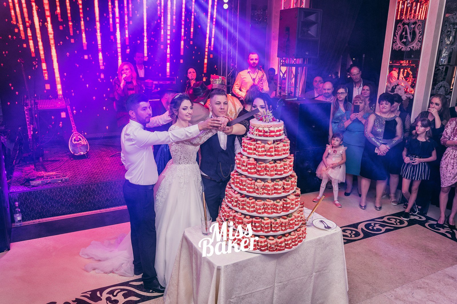 La Prezentara Tortului — turn prăjituri, niveluri multiple, aranjament circular — Miss Baker Constanța