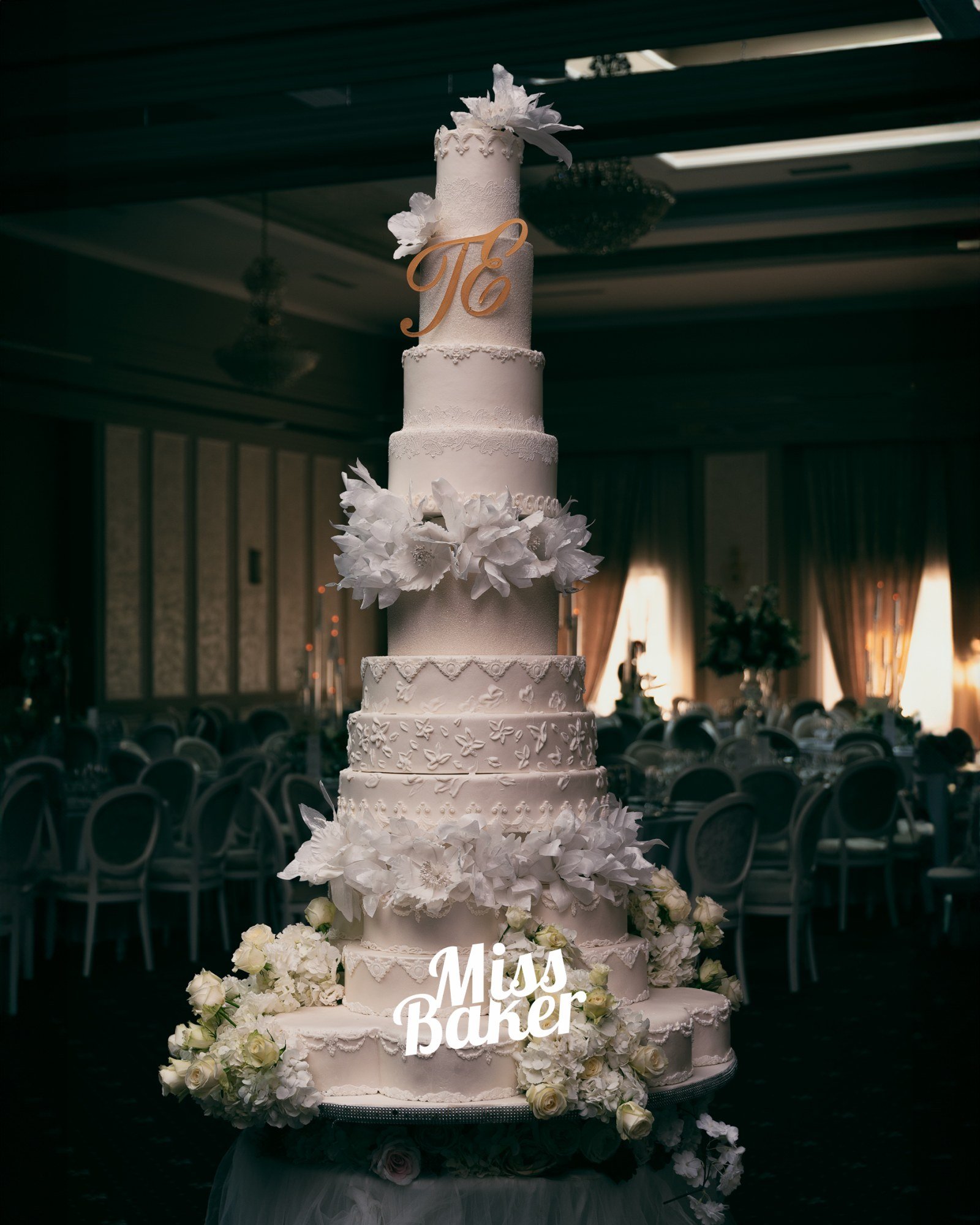 Torturi WoW — tort de nuntă, 12 etaje, flori albe — Miss Baker Constanța