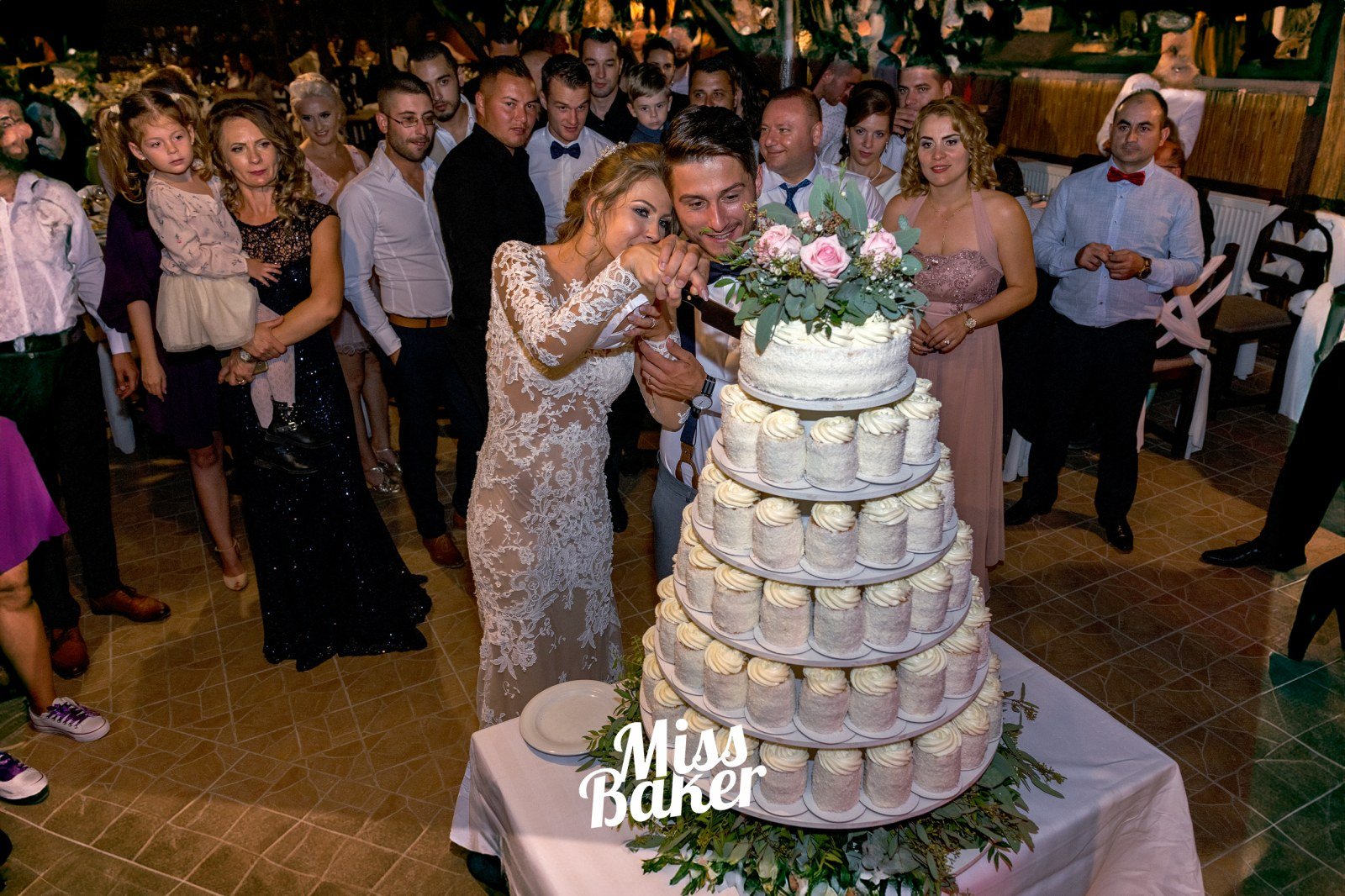 La Prezentara Tortului — șase niveluri, mini-tort individual, aliniere perfectă — Miss Baker Constanța