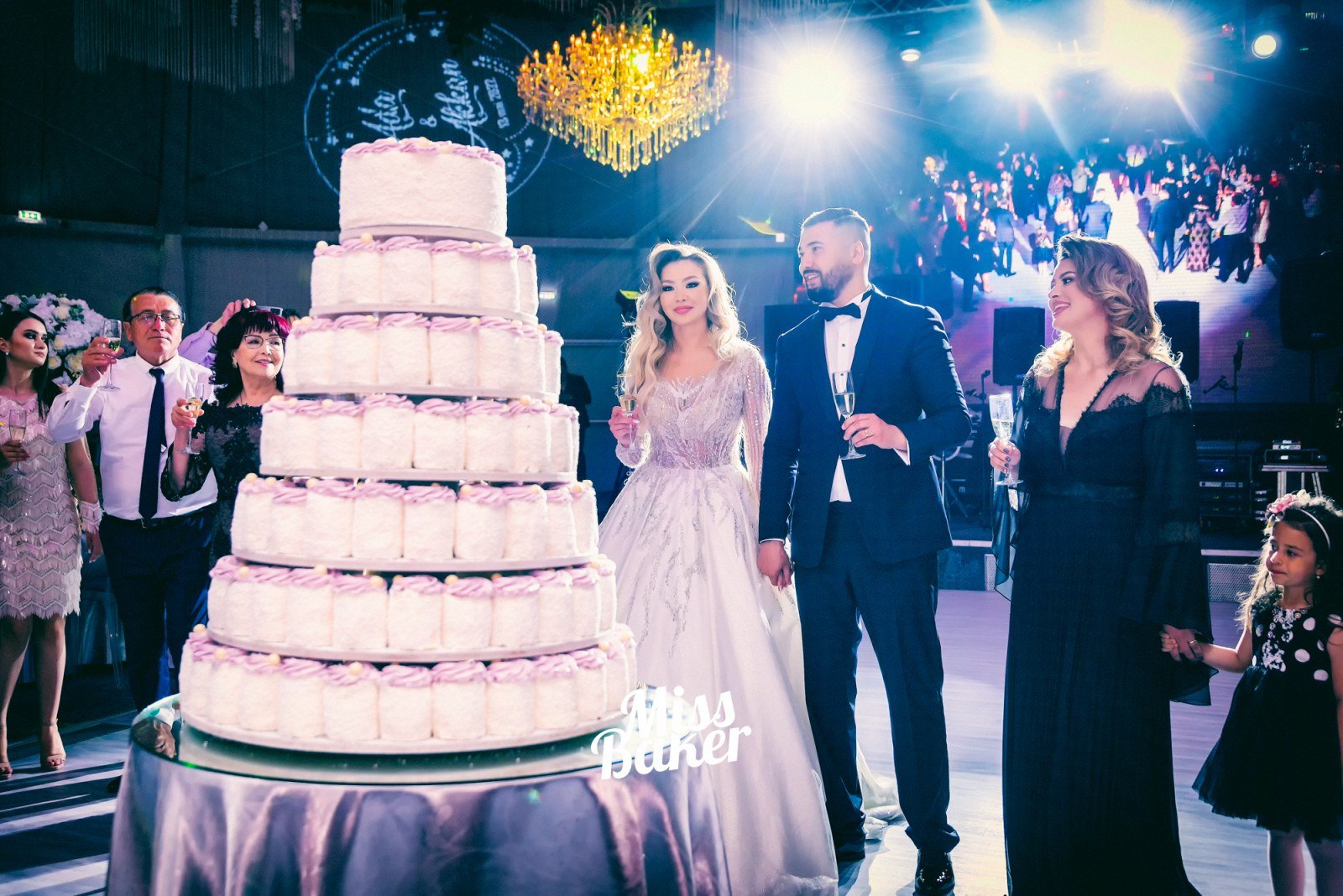 La Prezentara Tortului — tort etajat, șapte niveluri, decor nuntă — Miss Baker Constanța