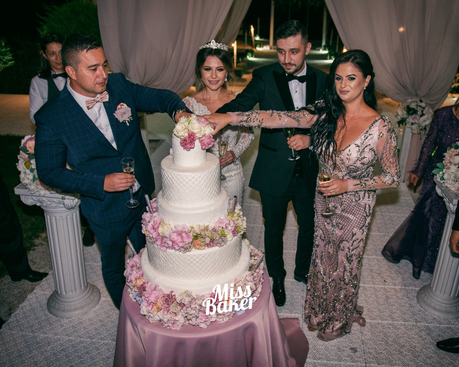 La Prezentara Tortului — patru niveluri, aranjament floral bogat, flori naturale pastel — Miss Baker Constanța