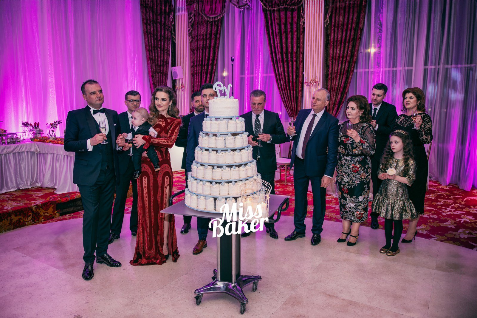 La Prezentara Tortului — tort etajat, cinci niveluri, alb crem — Miss Baker Constanța