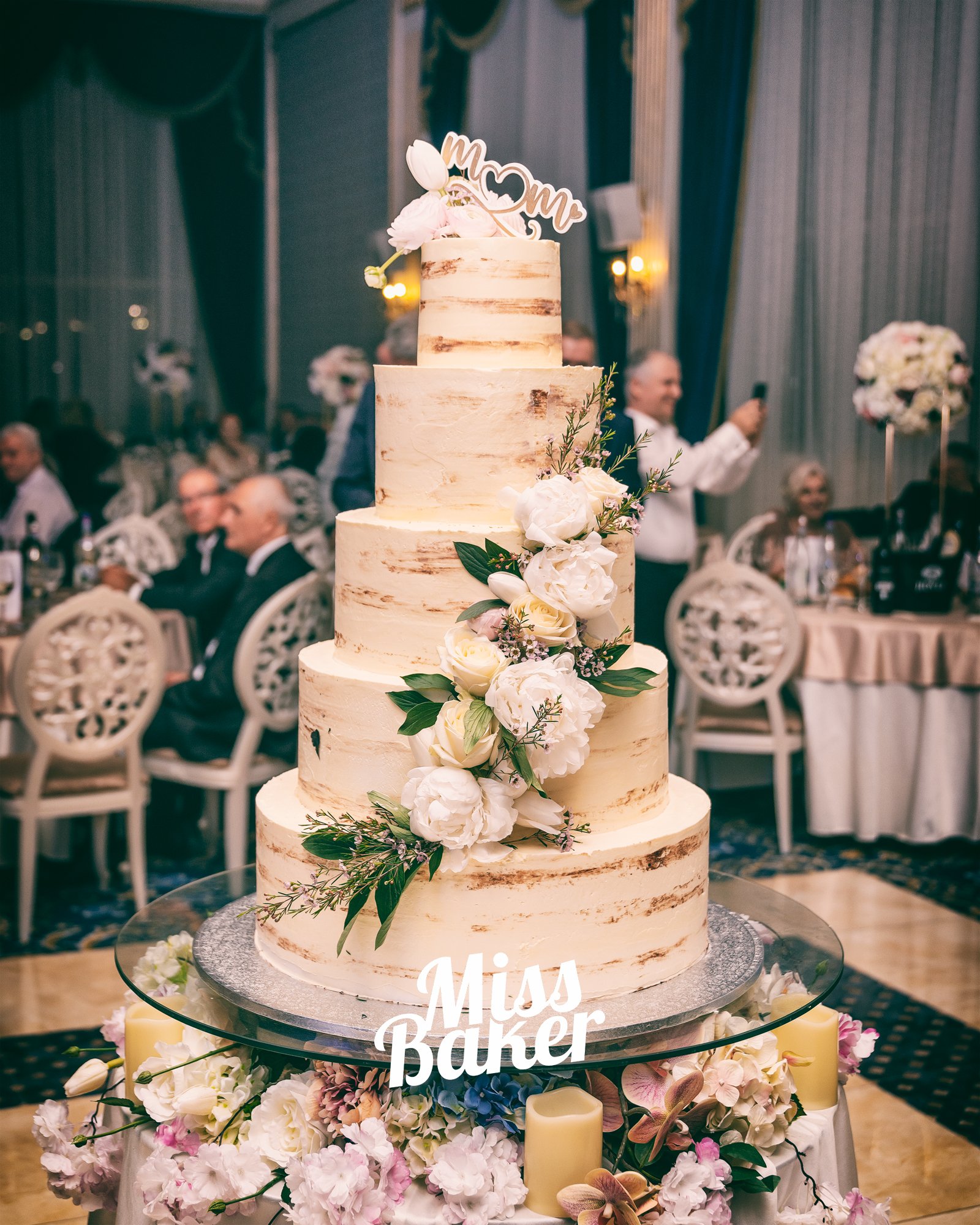 La Prezentara Tortului — patru niveluri, aranjament floral diagonal, flori naturale albe — Miss Baker Constanța
