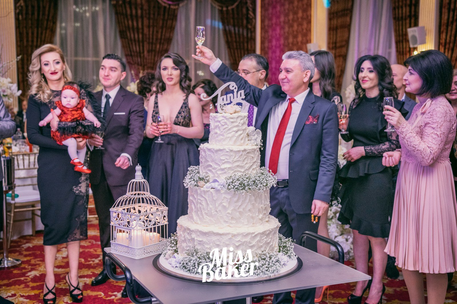 La Prezentara Tortului — tort etajat, trei niveluri, detaliu texturat — Miss Baker Constanța