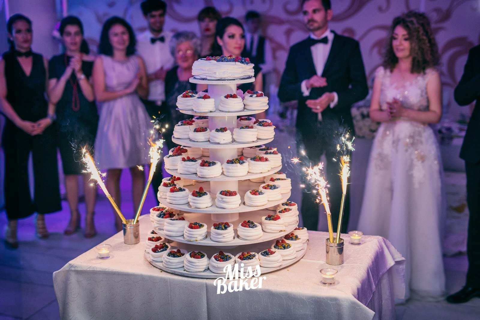 La Prezentara Tortului — pavlova, tort etajat, cinci niveluri — Miss Baker Constanța