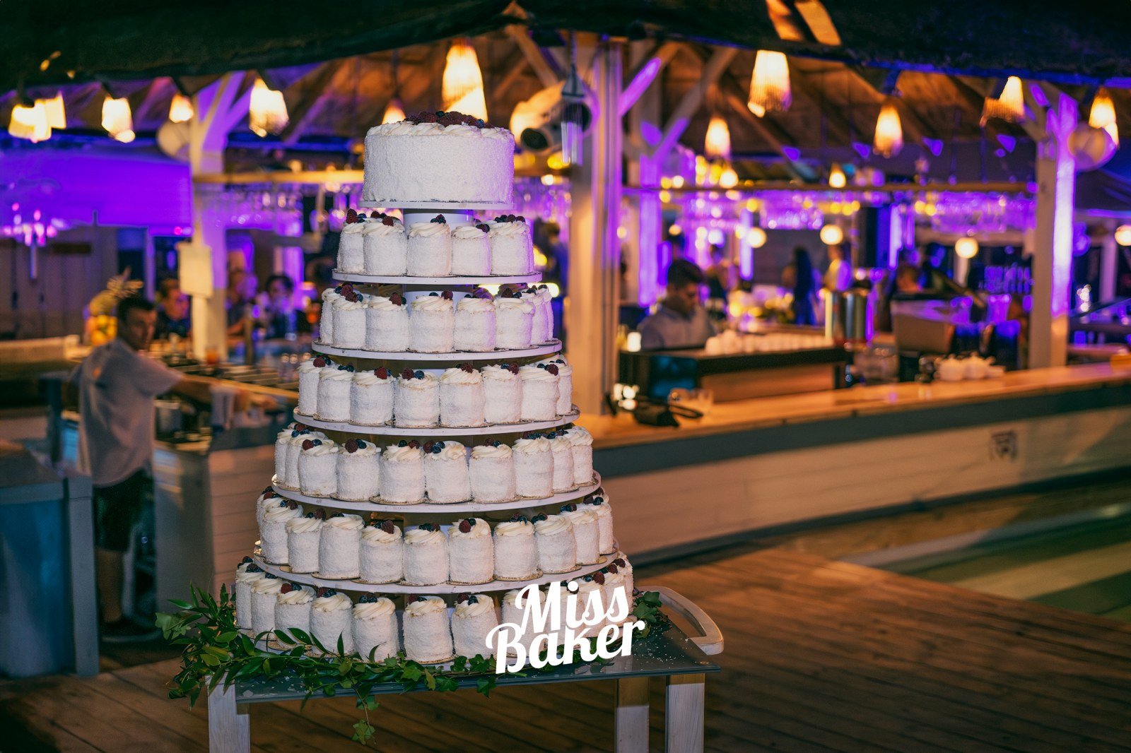 La Prezentara Tortului — mini-tort individual, șapte niveluri, aranjament piramidal — Miss Baker Constanța