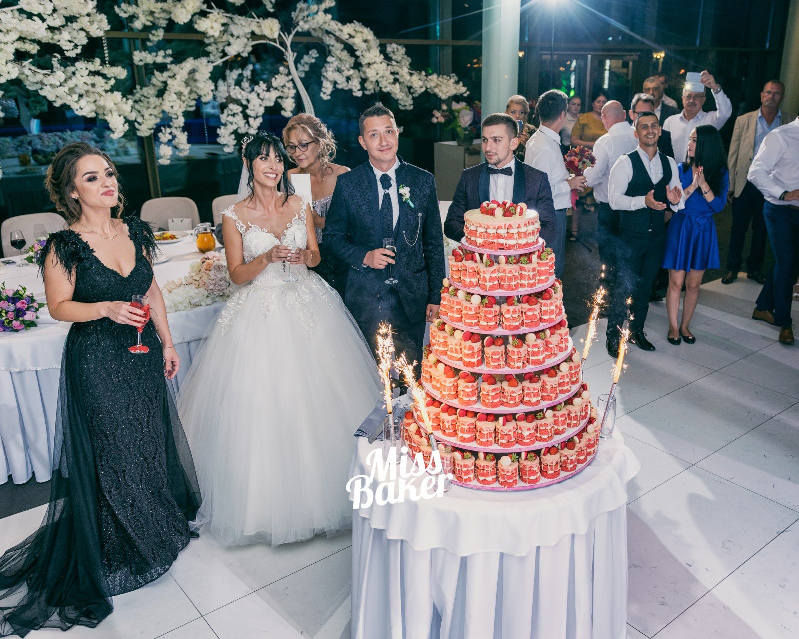 La Prezentara Tortului — tort etajat, cinci niveluri, decor nuntă — Miss Baker Constanța