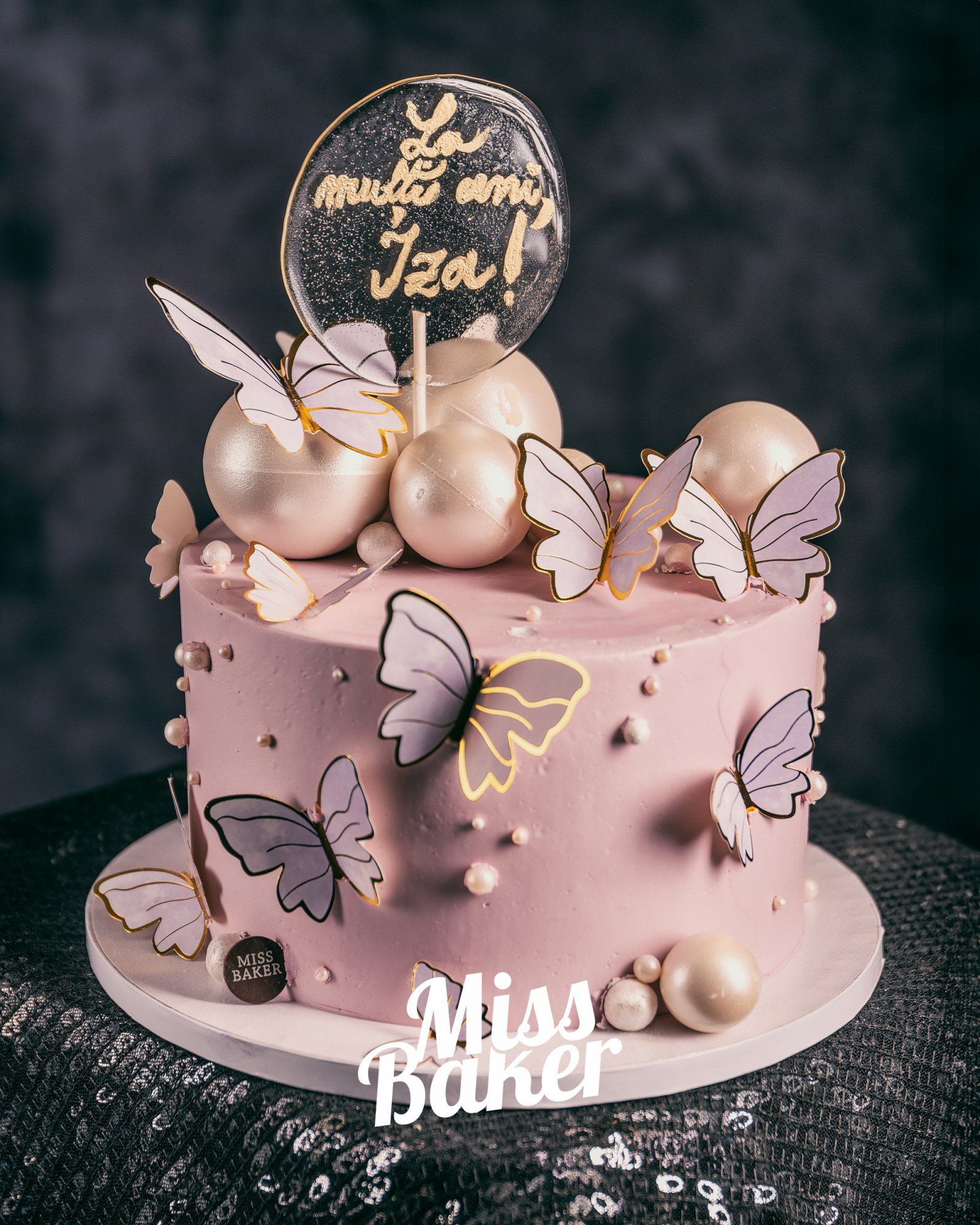 Torturi Aniversare — roz pastel mat, fluturi decupați, perle decorative mari — Miss Baker Constanța