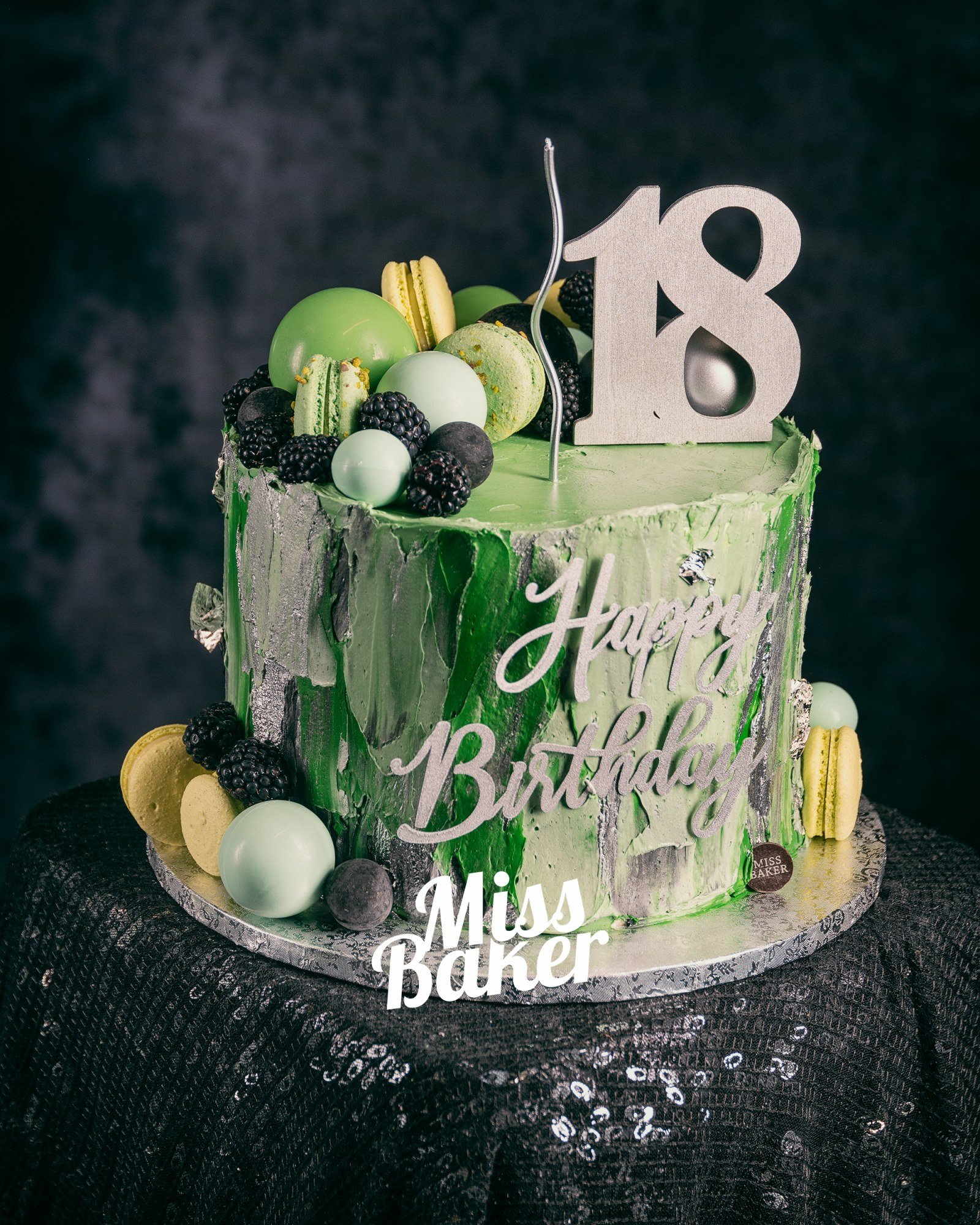 Torturi Aniversare — fond verde pictural, accente argintii metalice, macaron verde pastel — Miss Baker Constanța