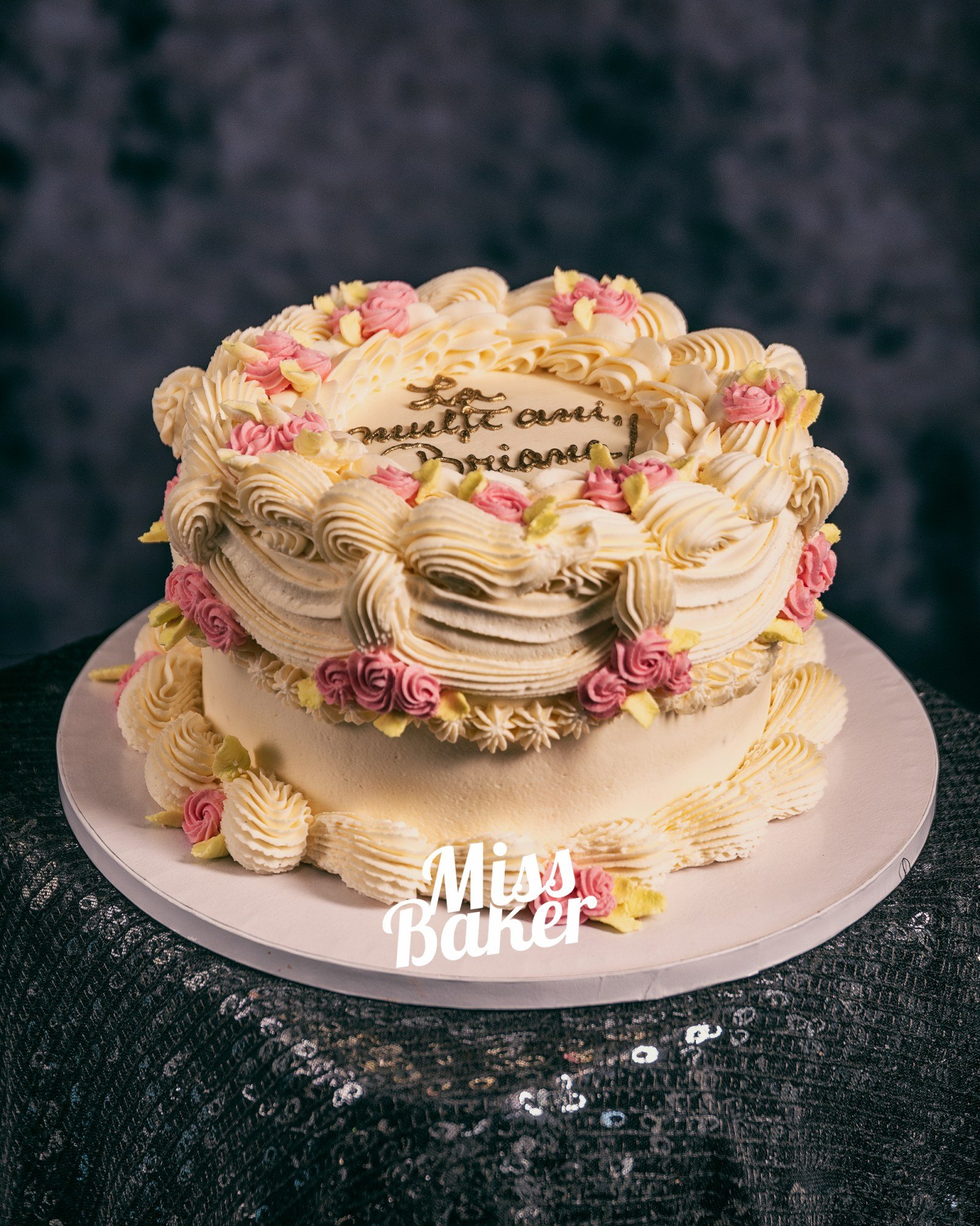 Torturi Aniversare — volută spiralată, flori roz intens, bordură ondulată — Miss Baker Constanța