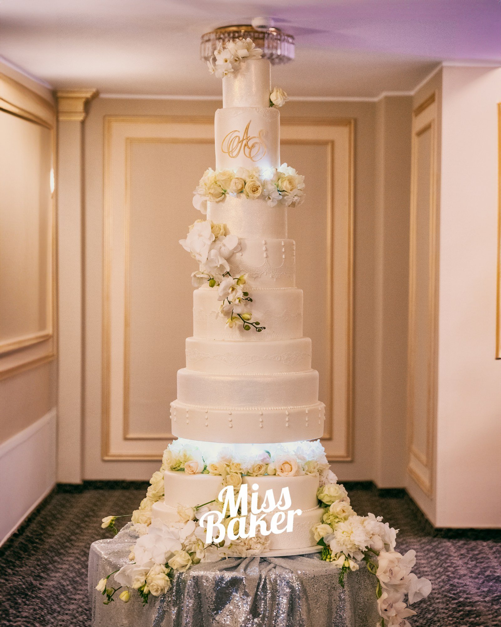 Torturi WoW — șase niveluri, inițiale aurii, perle decorative — Miss Baker Constanța