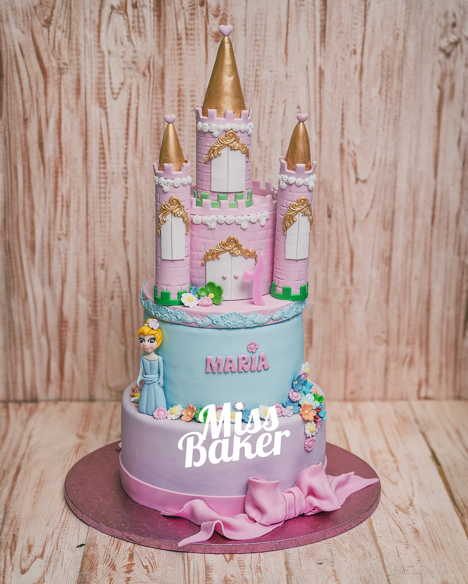 Torturi de botez — tort etajat, două niveluri, decor aniversar — Miss Baker Constanța