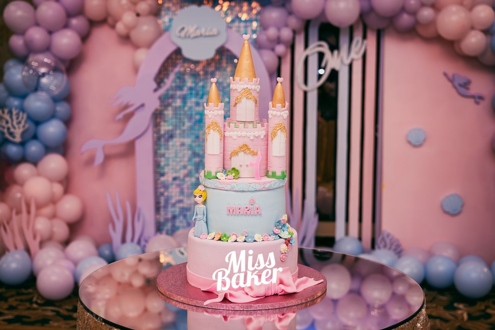 Torturi de botez — castel roz, turnuri aurii, bază roz strălucitor — Miss Baker Constanța