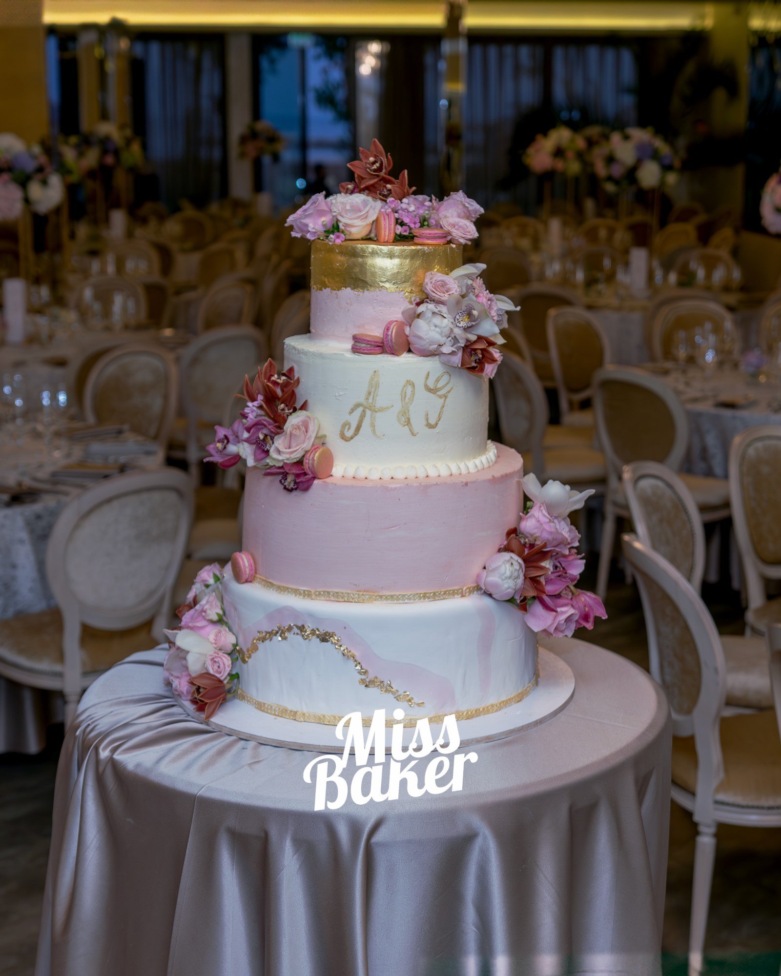 Torturi de botez — patru niveluri, aranjament floral diagonal, detaliu artistic — Miss Baker Constanța
