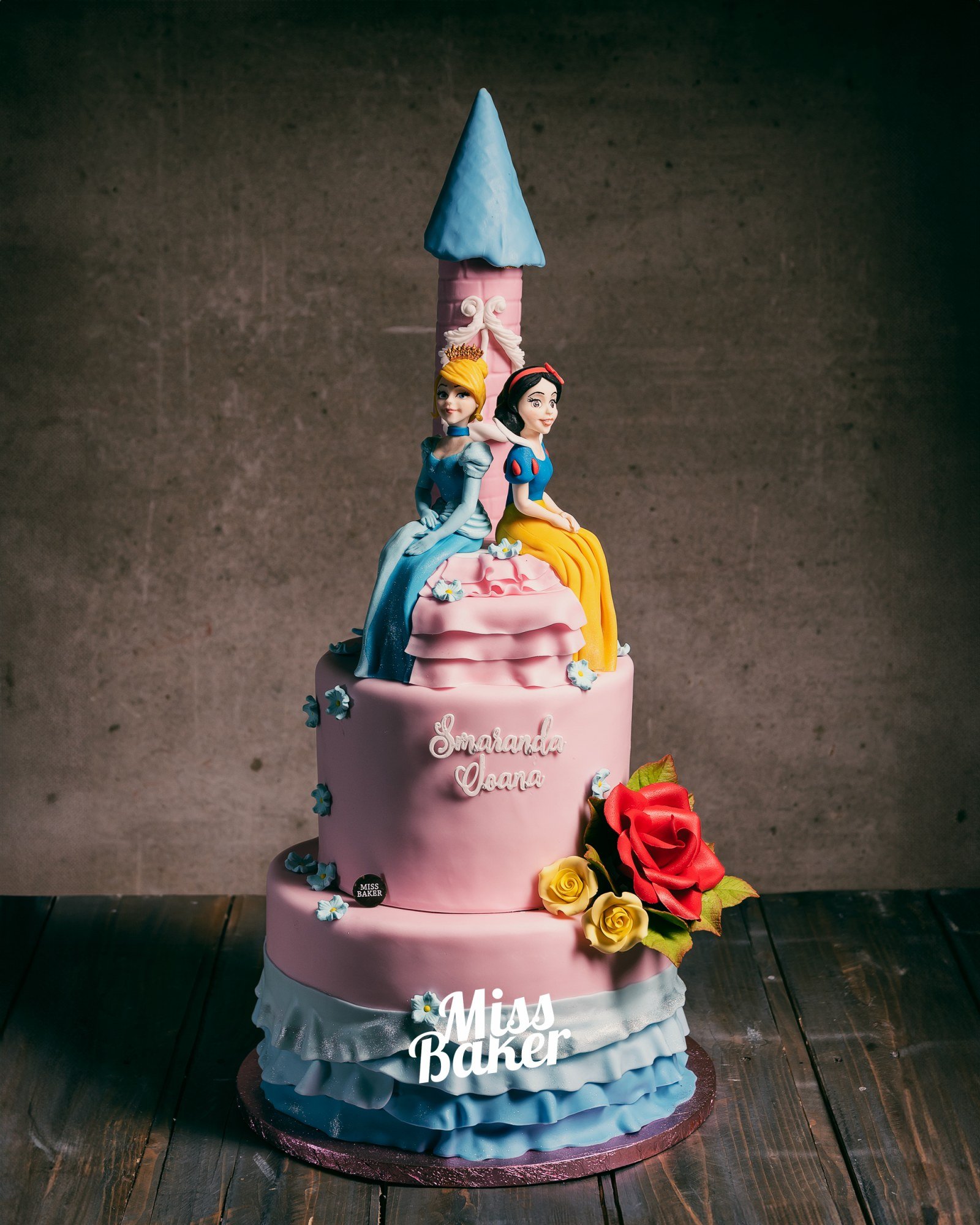 Torturi de botez — turn conic albastru, prințesă modelată manual, rochie albastră voluminoasă — Miss Baker Constanța