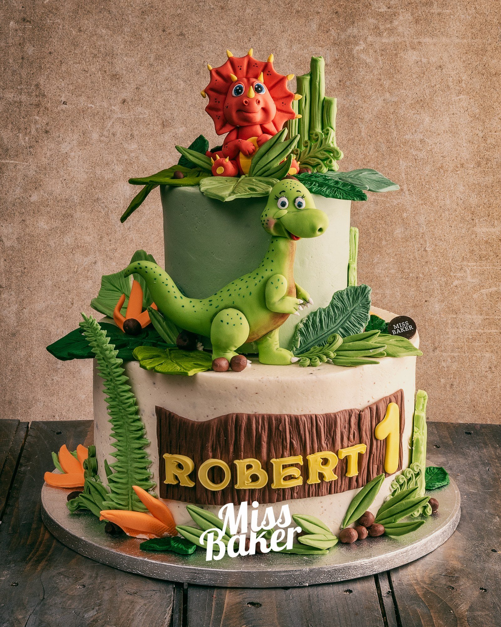 Torturi de botez — dinozaur verde modelat, triceratops roșu, frunze tropicale — Miss Baker Constanța