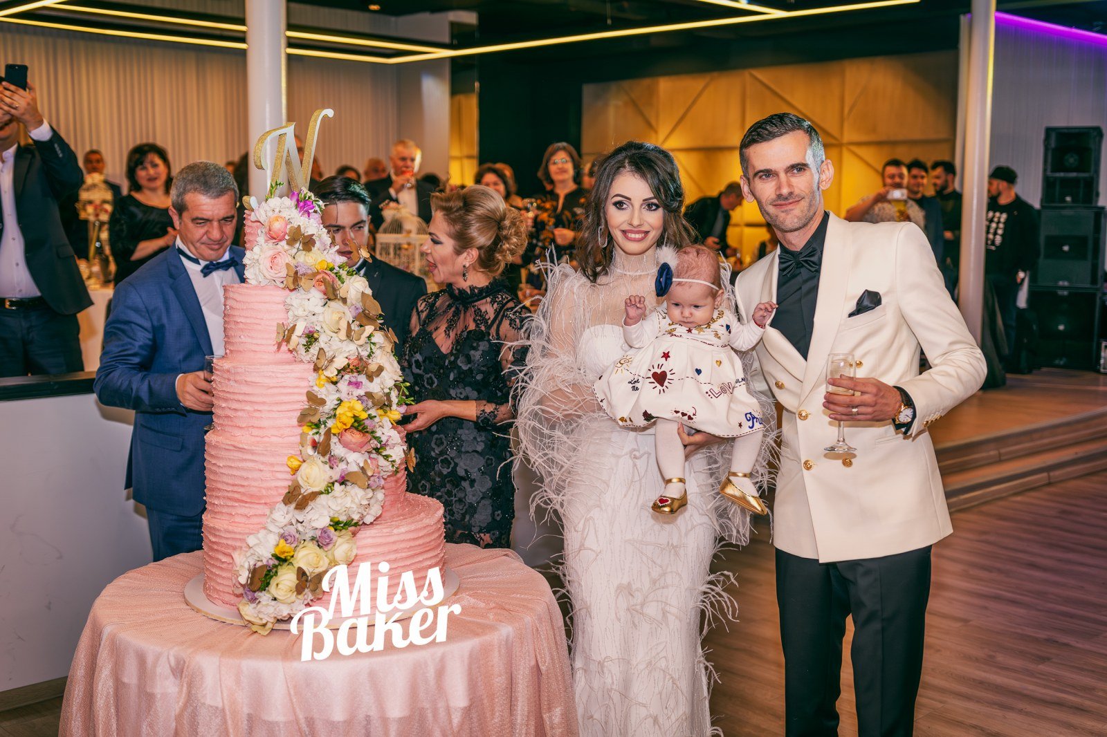 Torturi de botez — patru niveluri, roz pal, aranjament floral vertical — Miss Baker Constanța