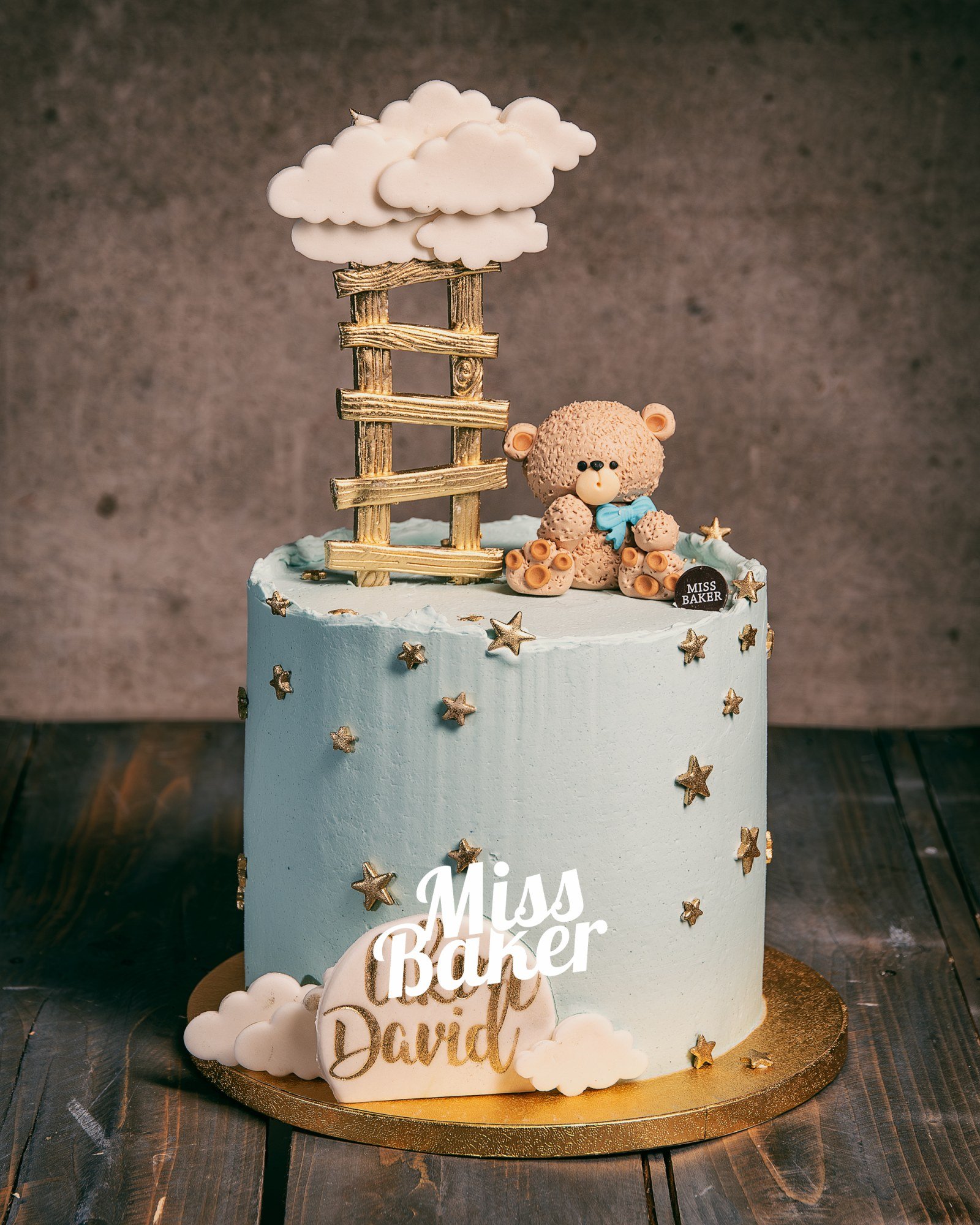 Torturi de botez — ursuleț modelat, scară decorativă, nori pufoși — Miss Baker Constanța