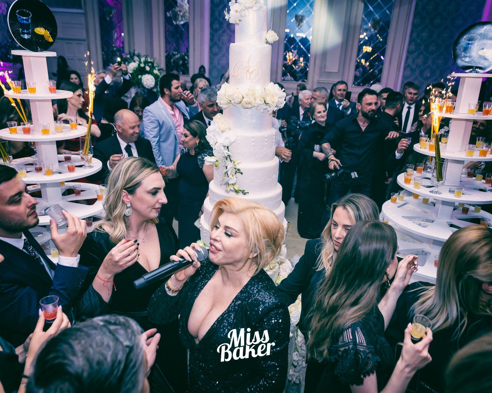 Torturi WoW — patru niveluri, alb, aranjament floral vertical — Miss Baker Constanța