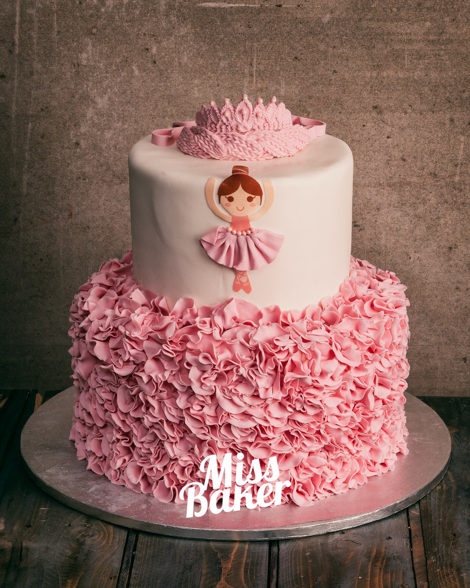 Torturi de botez — volane roz zahăr, coroniță roz decorativă, balerină centrală — Miss Baker Constanța