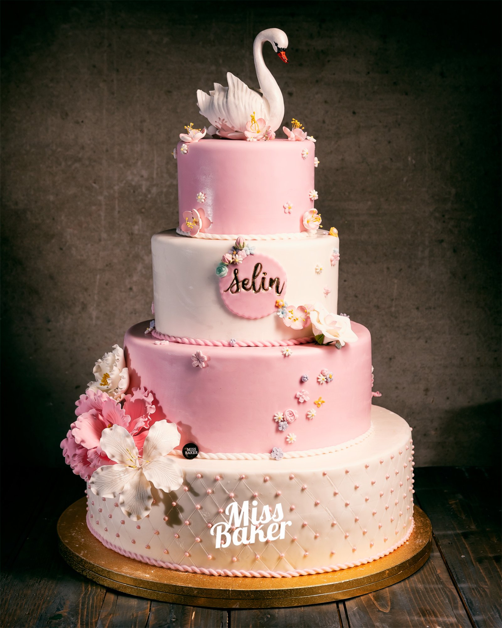 Torturi de botez — lebădă albă decorativă, degrade roz-alb, panglică răsucită roz — Miss Baker Constanța